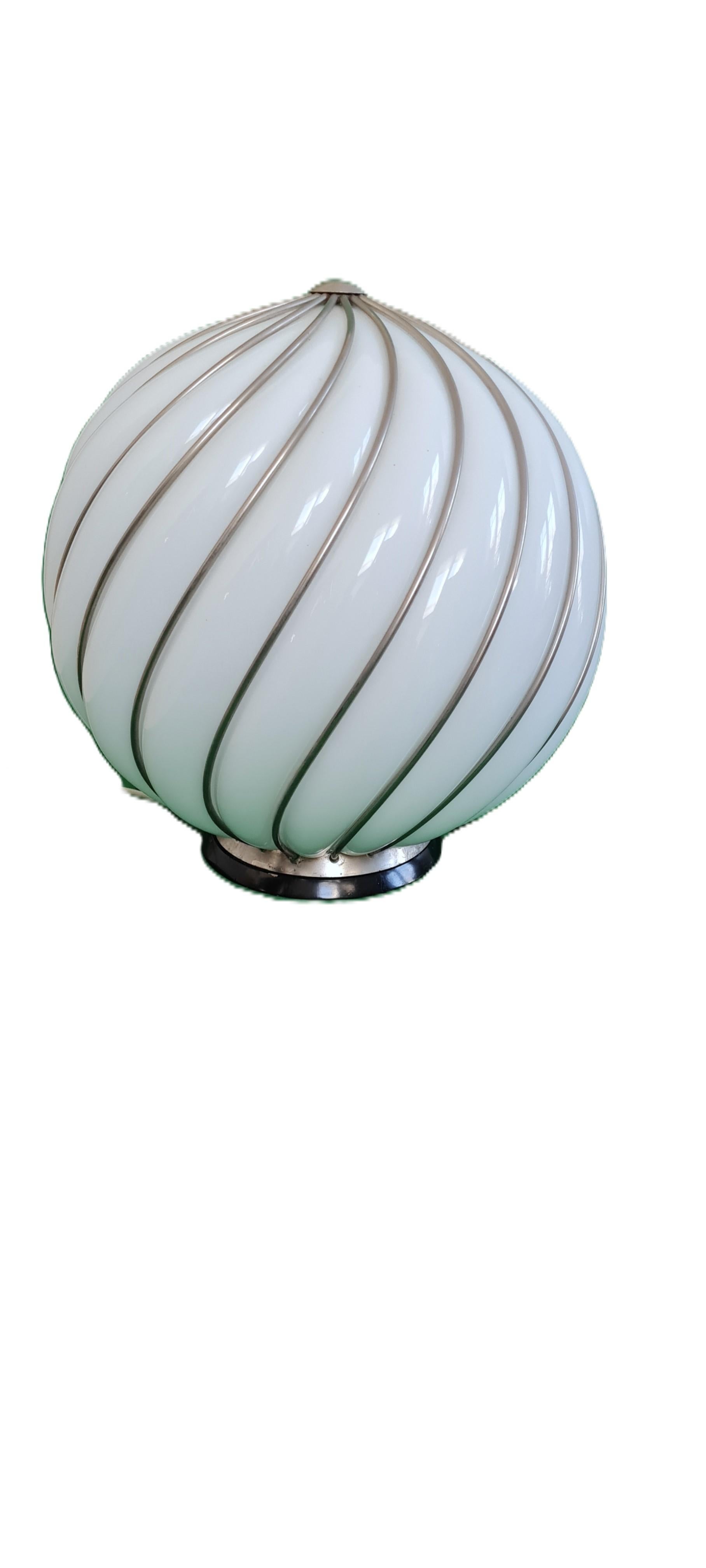 Adolf Loos: Große Vintage-Stehlampe aus Messing und Muranoglas In condizioni buone in vendita a Purkersdorf, AT