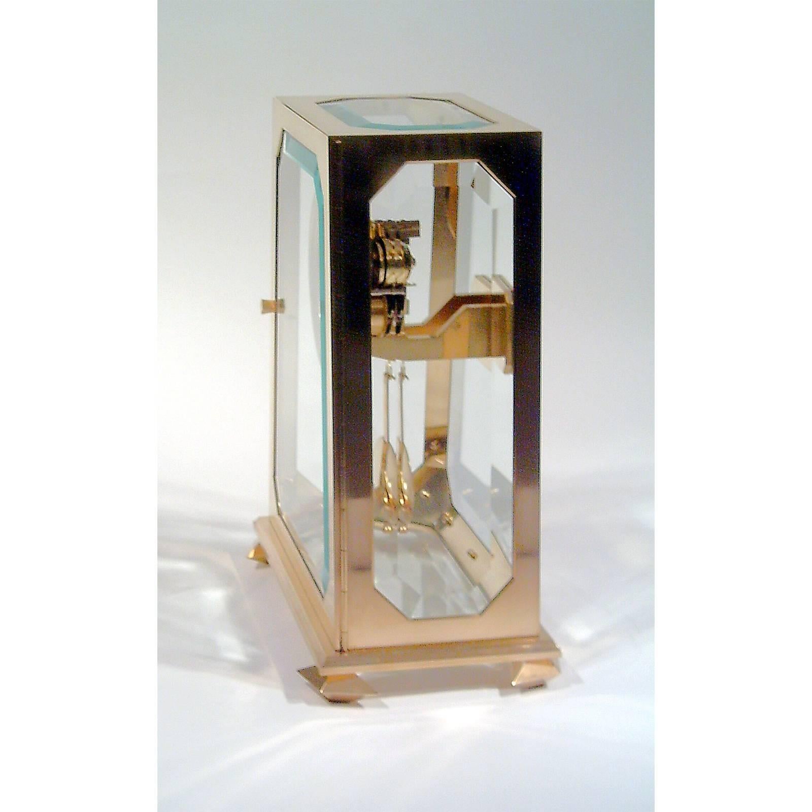 Austriaco Adolf Loos Jugendstil Orologio da camino in ottone massiccio con vetro sfaccettato, Riedizione in vendita