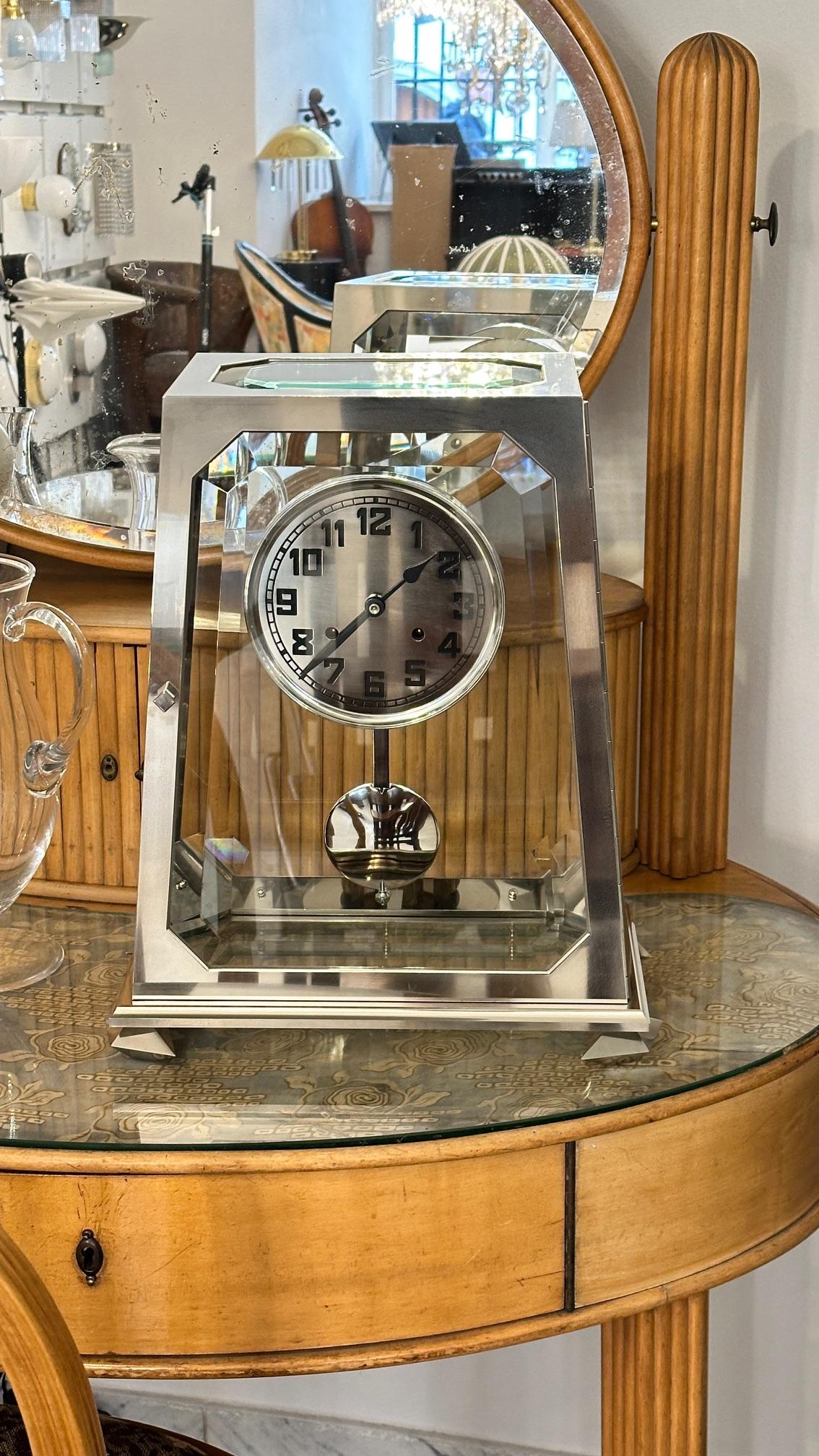Adolf Loos Jugendstil Orologio da camino in ottone massiccio con vetro sfaccettato, Riedizione in vendita 1