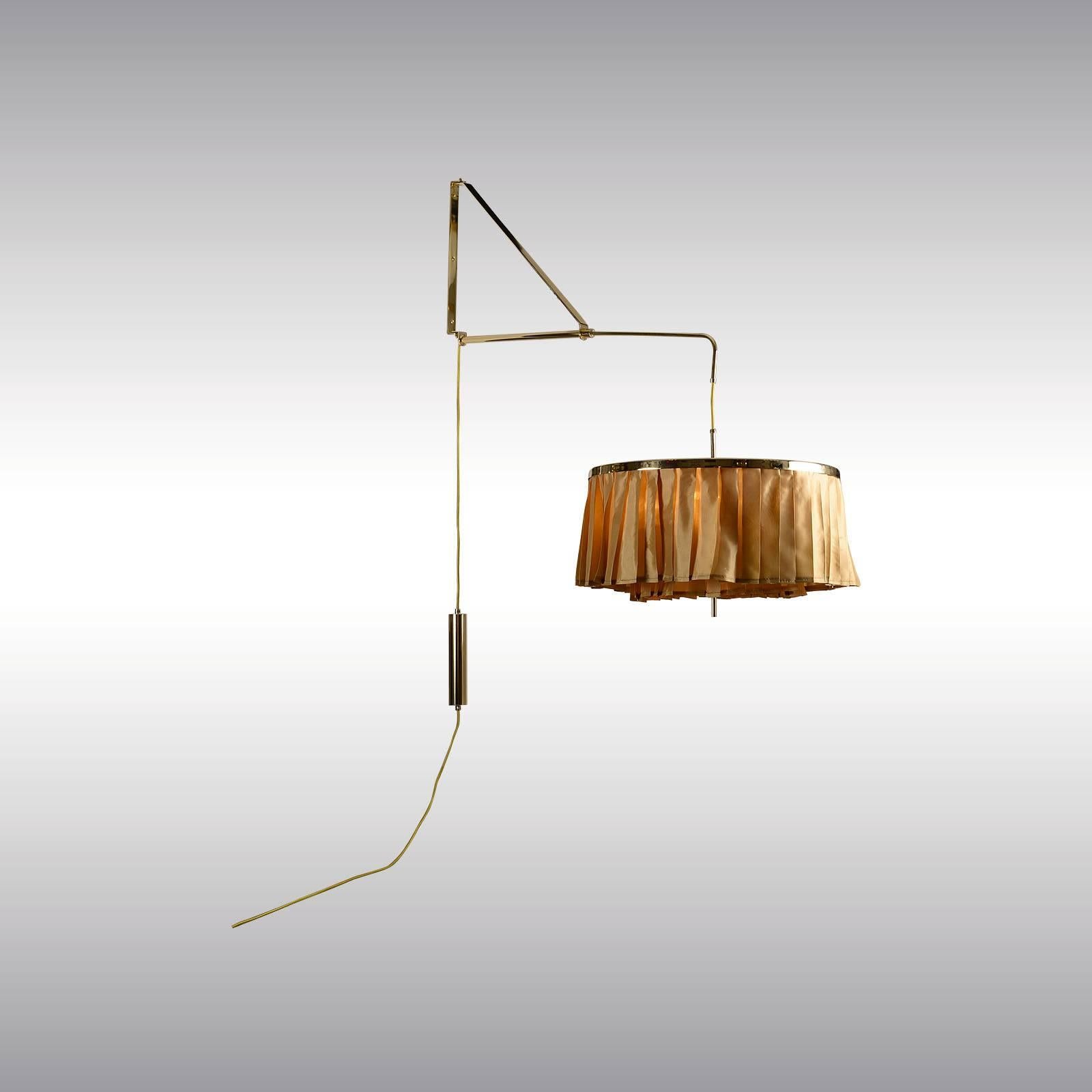 Lampada da parete girevole, misurabile a piacere sia con una piastra a muro per il cablaggio diretto, sia con il cavo che scende per collegarsi - in questo caso è possibile montare un peso sul cavo per regolare il paralume in altezza. Inoltre,