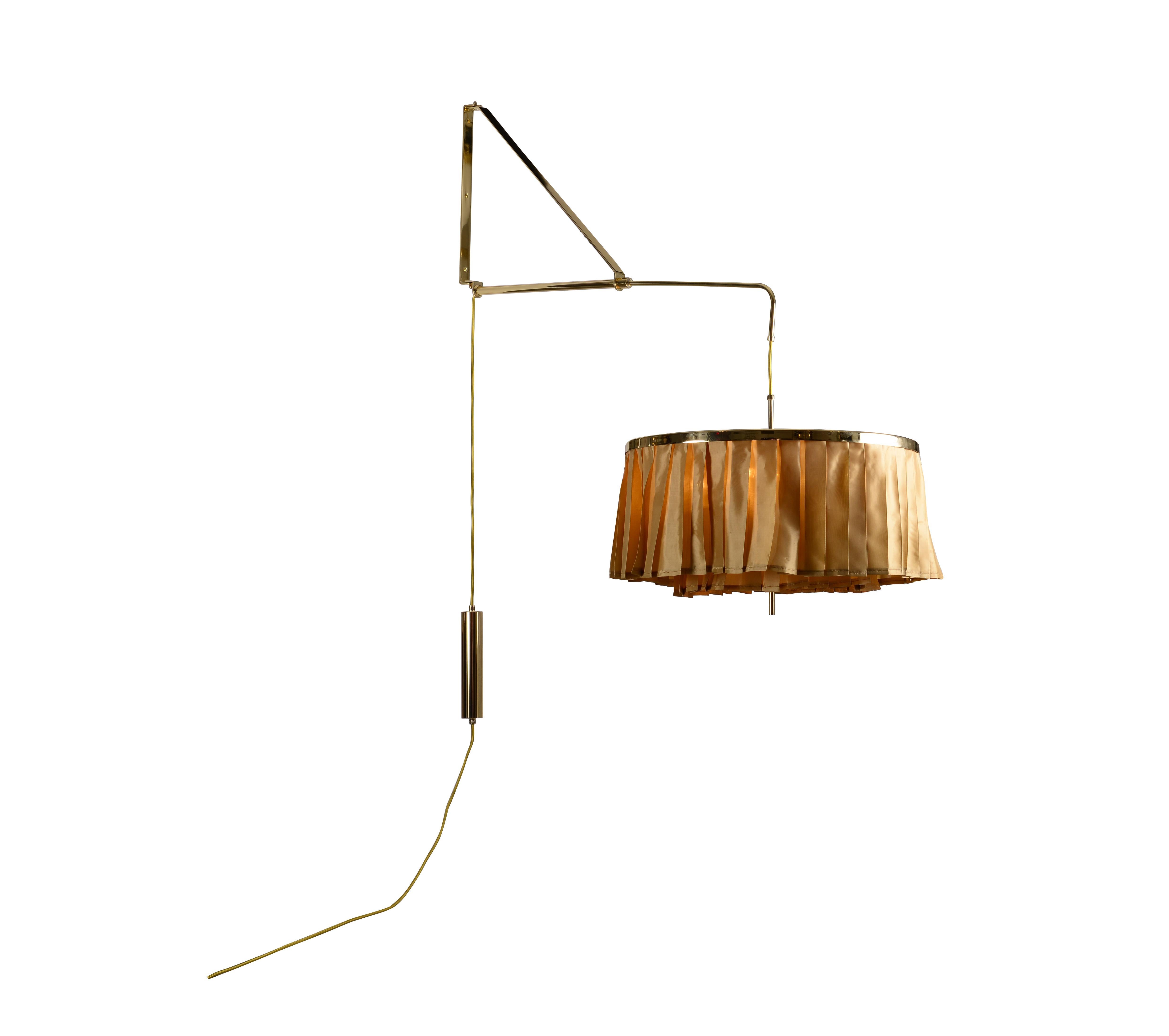 Fatto a mano Adolf Loos Jugendstil Lampada da parete girevole in ottone satinato, Riedizione in vendita