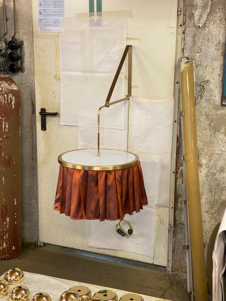 Adolf Loos Jugendstil Lampada da parete girevole in ottone satinato, Riedizione In condizioni Nuovo in vendita a Vienna, AT