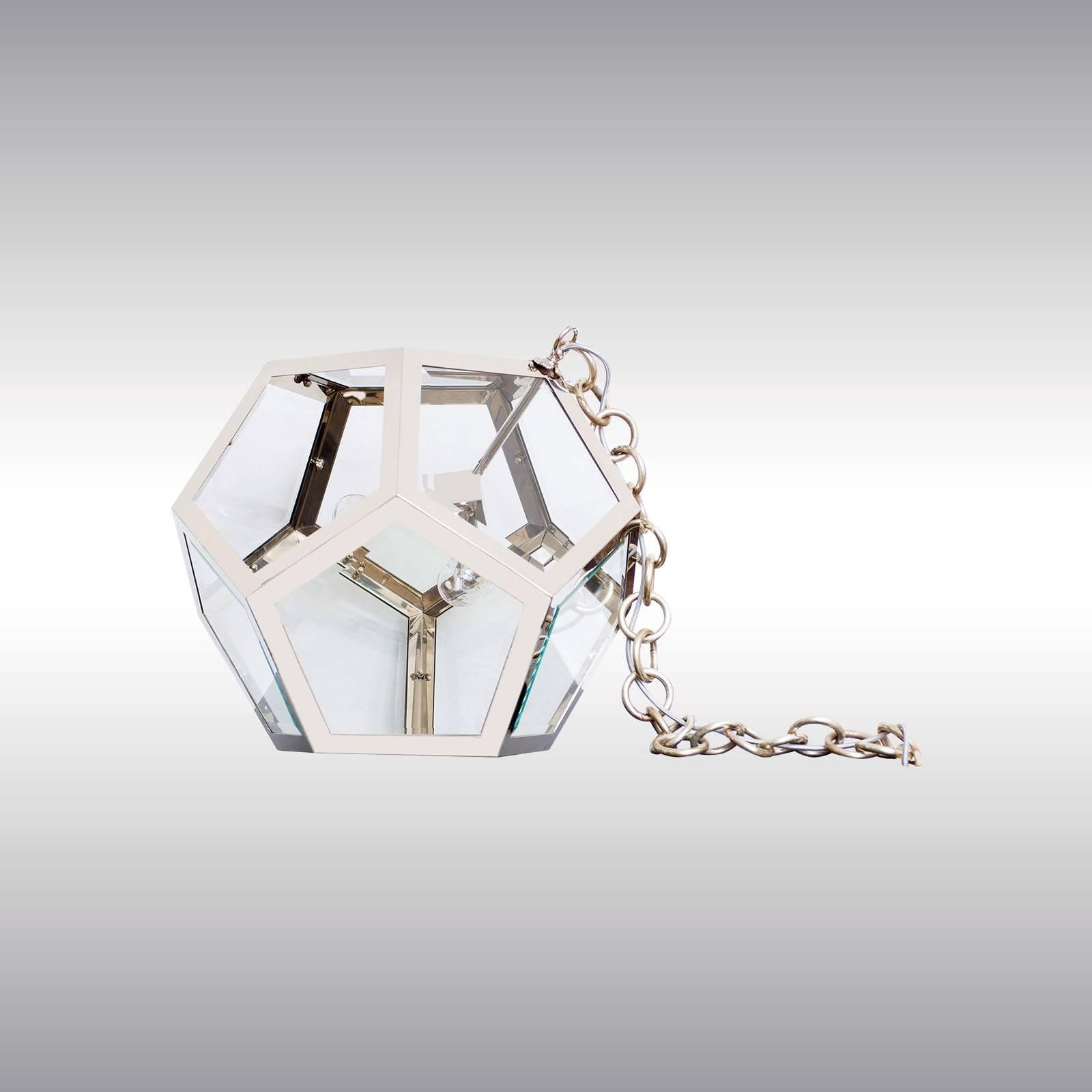 Pentagondodekaeder, une boule composée de pentagones. Conçu à l'origine par Adolf Loos pour les magasins Knize Talyor, il a été transformé en 2009 par Christiane Buessgen en lampe de table ou en lampadaire. Mesure : 35 de diamètre.

Également