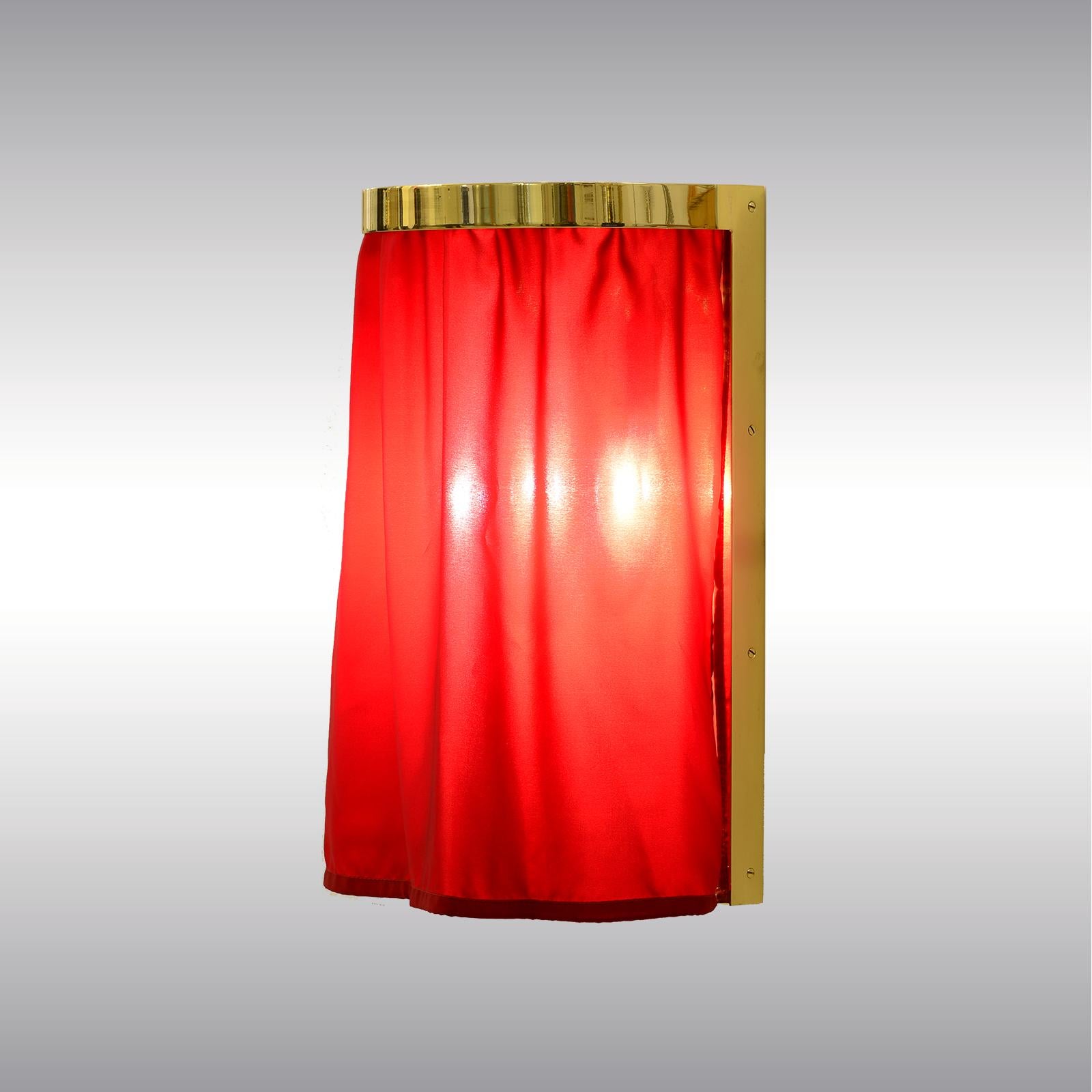 Adolf Loos hat solche Lampen in mehreren Häusern verwendet, z. B. Villa Steiner 1910, Wohnung Vogl Pilsen 1929, Wohnung Brummel Pilsen 1929. Die Lampen aus der American Bar in Wien sind anders, da sie um eine Säule herum montiert sind. Was man heute