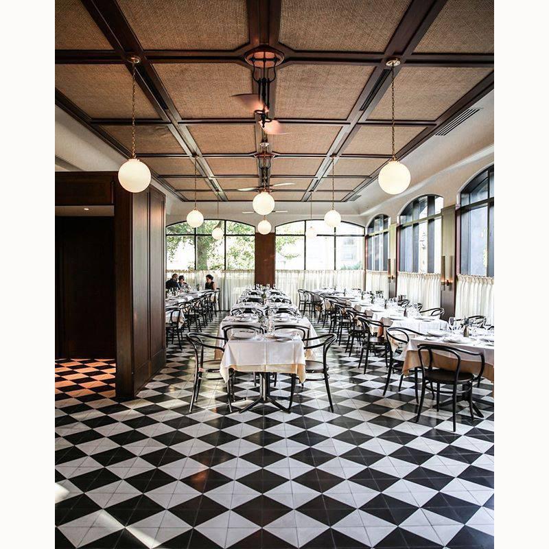 Adolf Loos a conçu et utilisé cette suspension simple mais très élégante pour la magnifique villa de Frantisek Mueller à Prague, ainsi que pour la maison de campagne de la famille Khuner à Payerbach en Autriche, construite en 1928. Woka propose