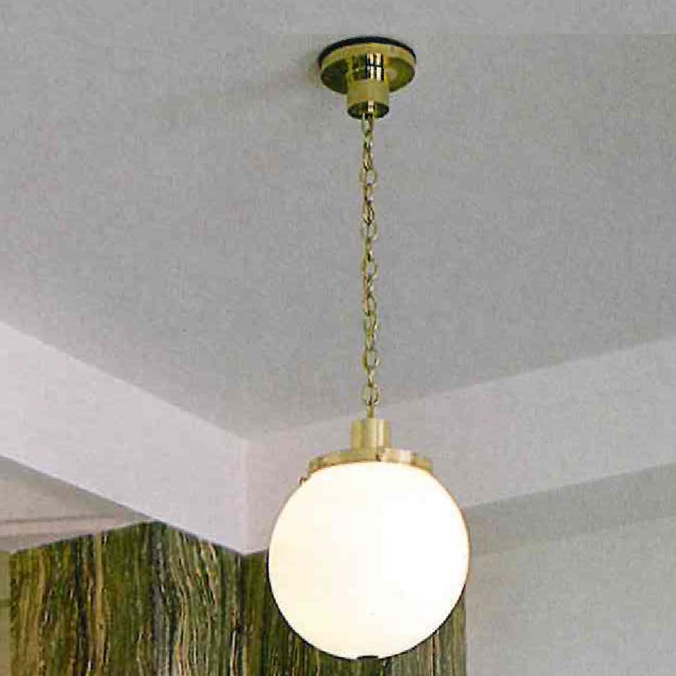 Jugendstil Adolf Loos Ciondolo in vetro opalino e ottone Haus Mueller, Re Edition in vendita