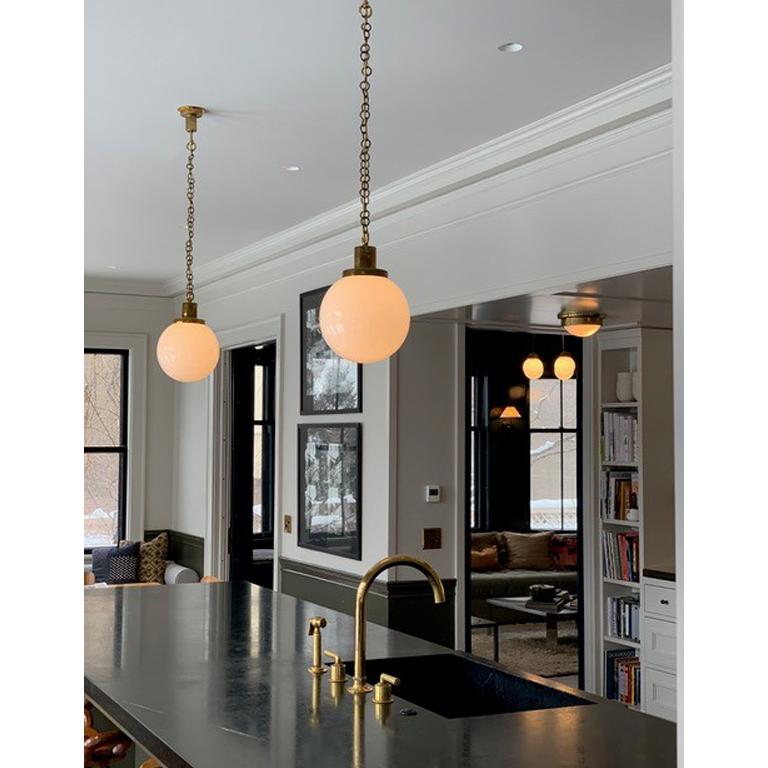 Fait main Adolf Loos Pendentif en verre opalin et laiton Haus Mueller, Re Edition en vente