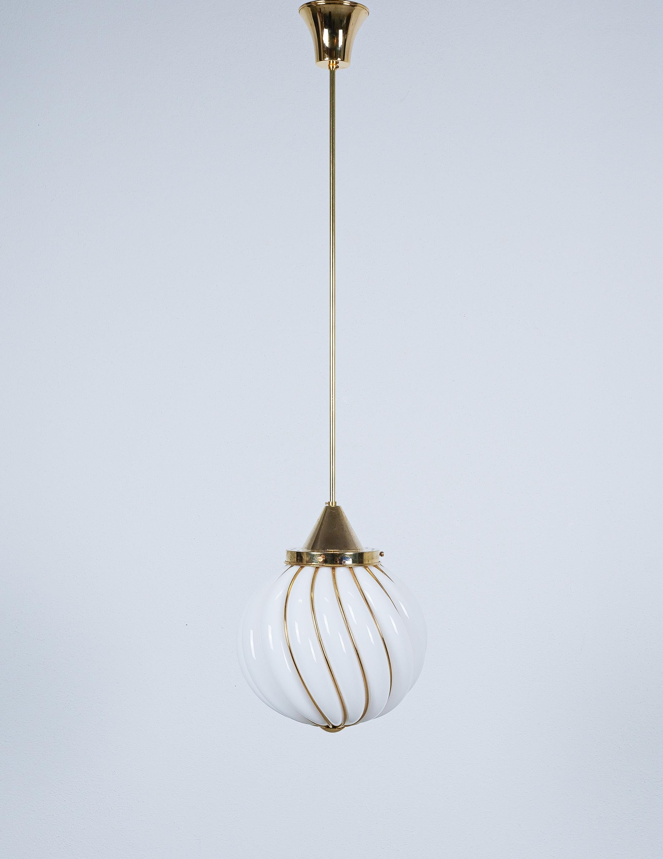 Coppia di lampade a sospensione Adolf Loos per VeArt in vetro opalino dorato, circa 1960. Venduto in coppia.

Rara riedizione del disegno originale di Adolf Loos per VeArt, Italia. Prezzo al paio. Misure: Elegante lampada a sfera a spirale soffiata