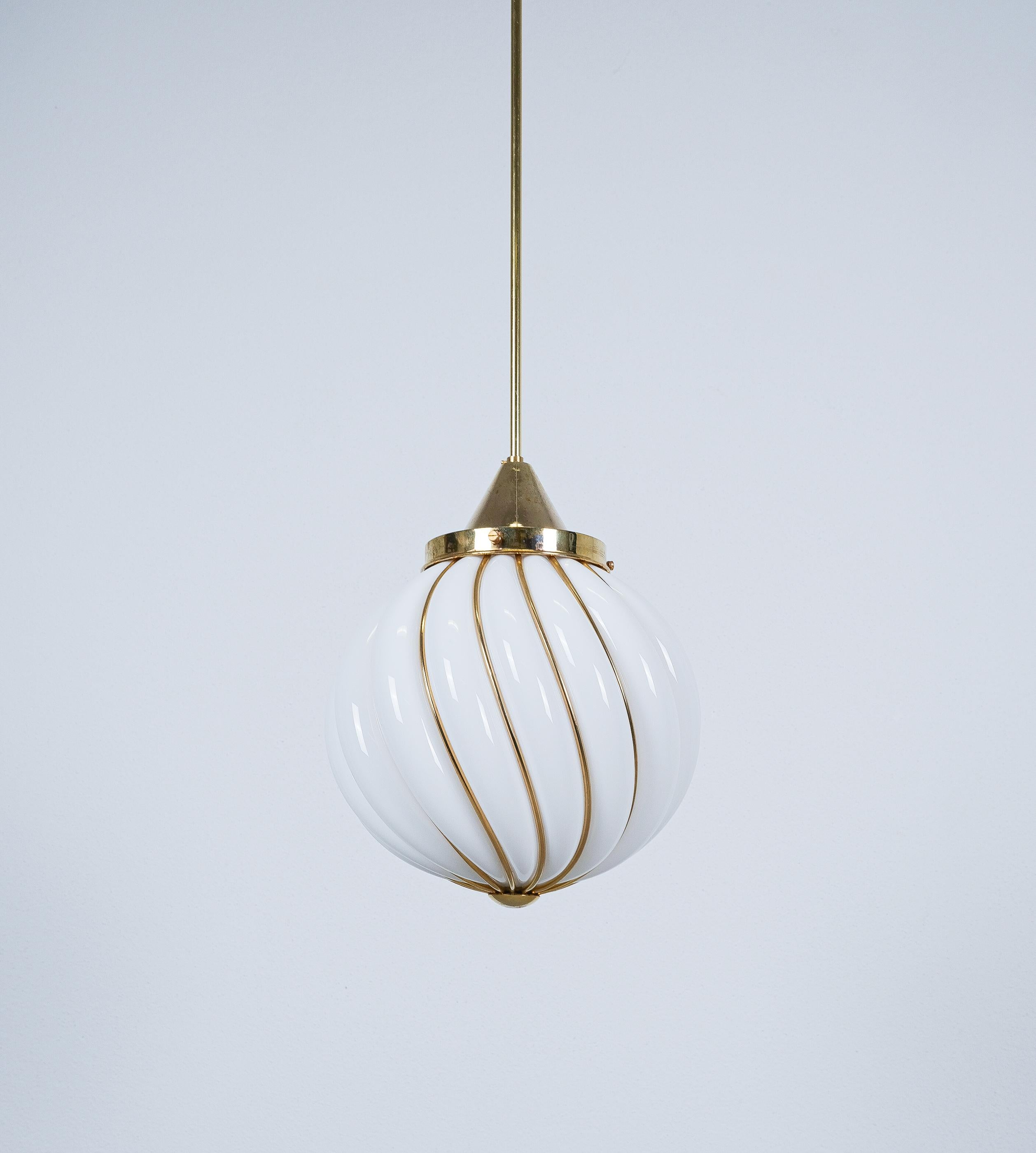 Art Déco Adolf Loos Coppia di lampade a sospensione per VeArt Vetro opalino oro, circa 1960 in vendita