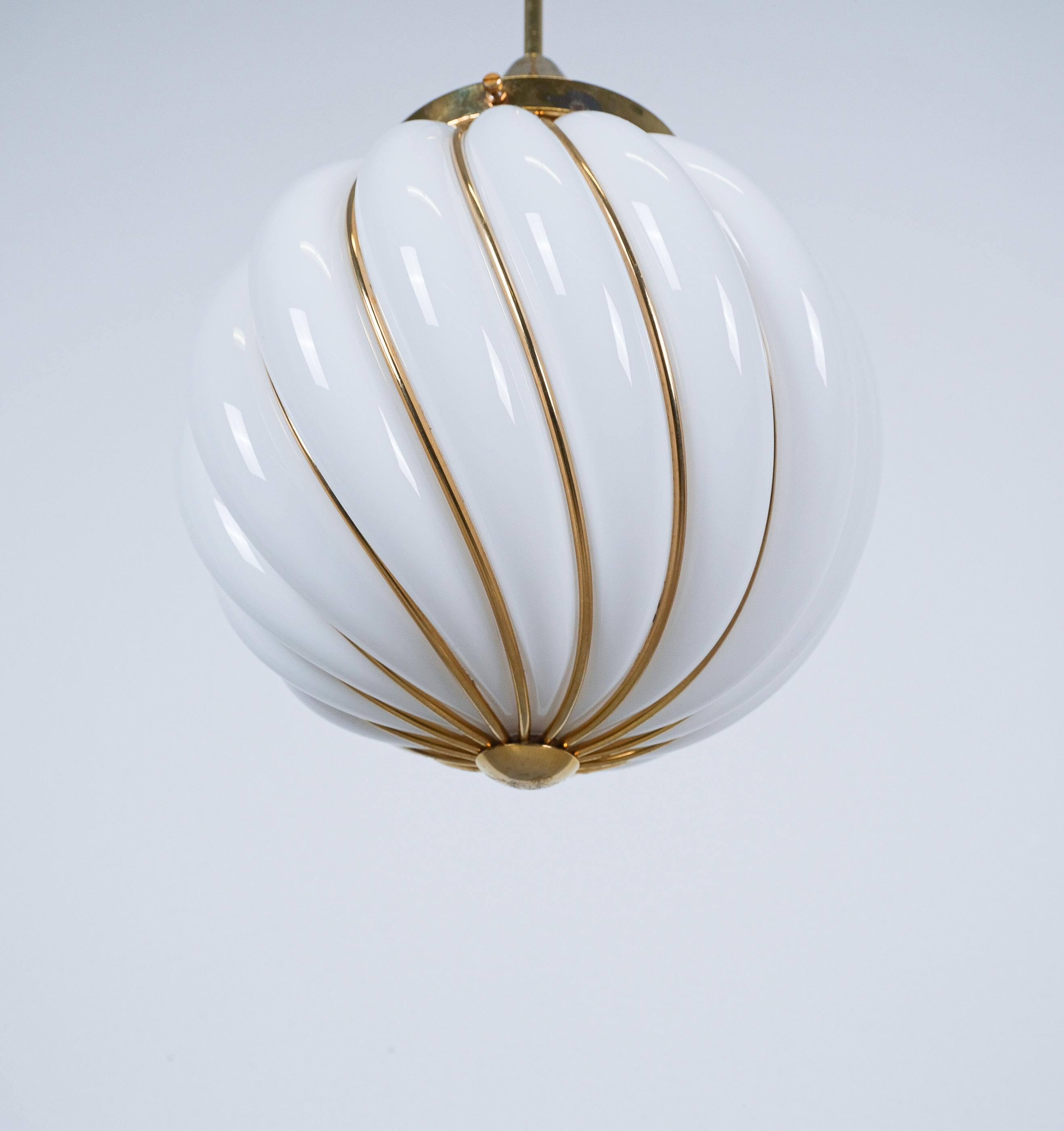 Austriaco Adolf Loos Coppia di lampade a sospensione per VeArt Vetro opalino oro, circa 1960 in vendita