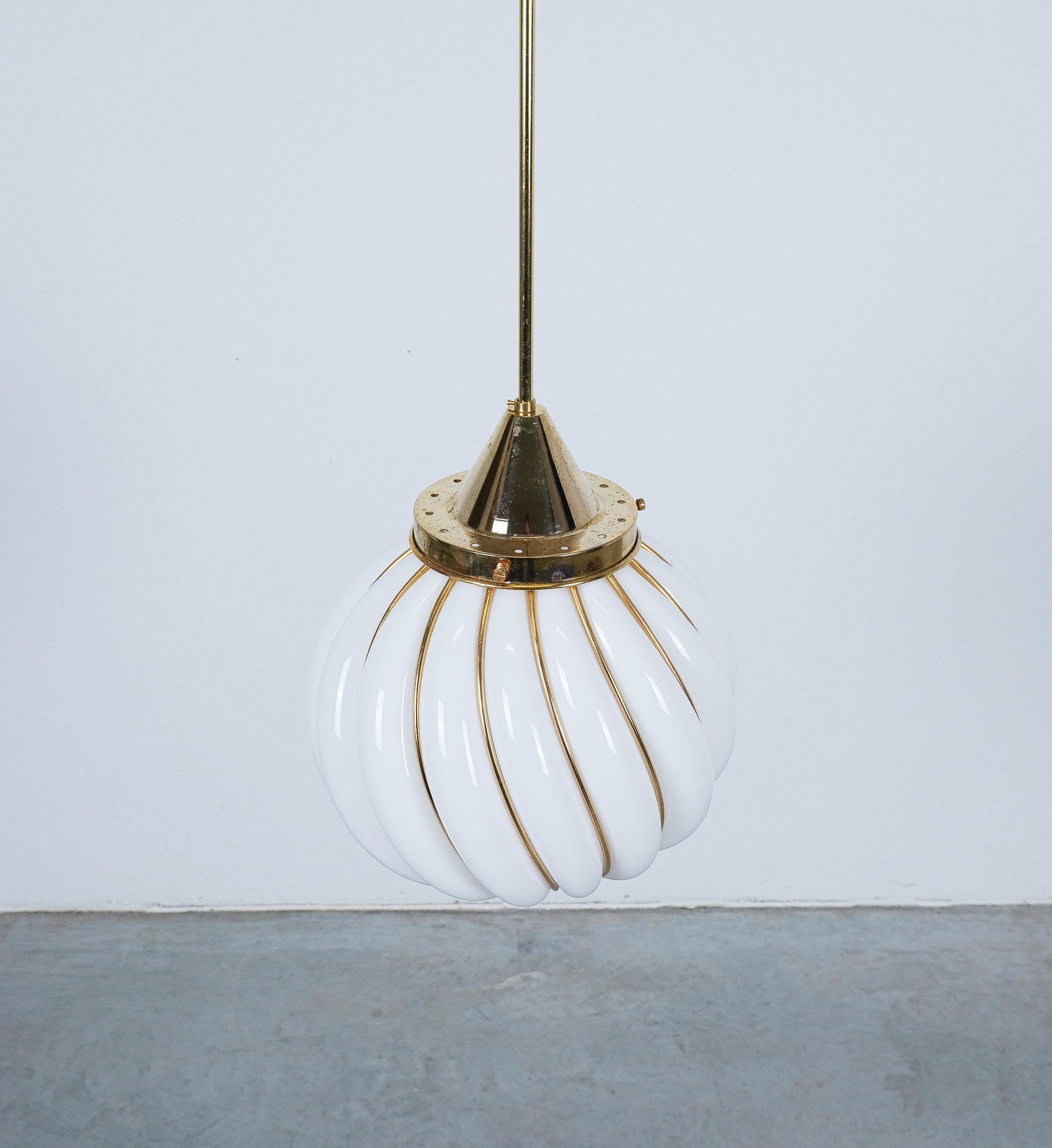 Adolf Loos Coppia di lampade a sospensione per VeArt Vetro opalino oro, circa 1960 In condizioni buone in vendita a Vienna, AT