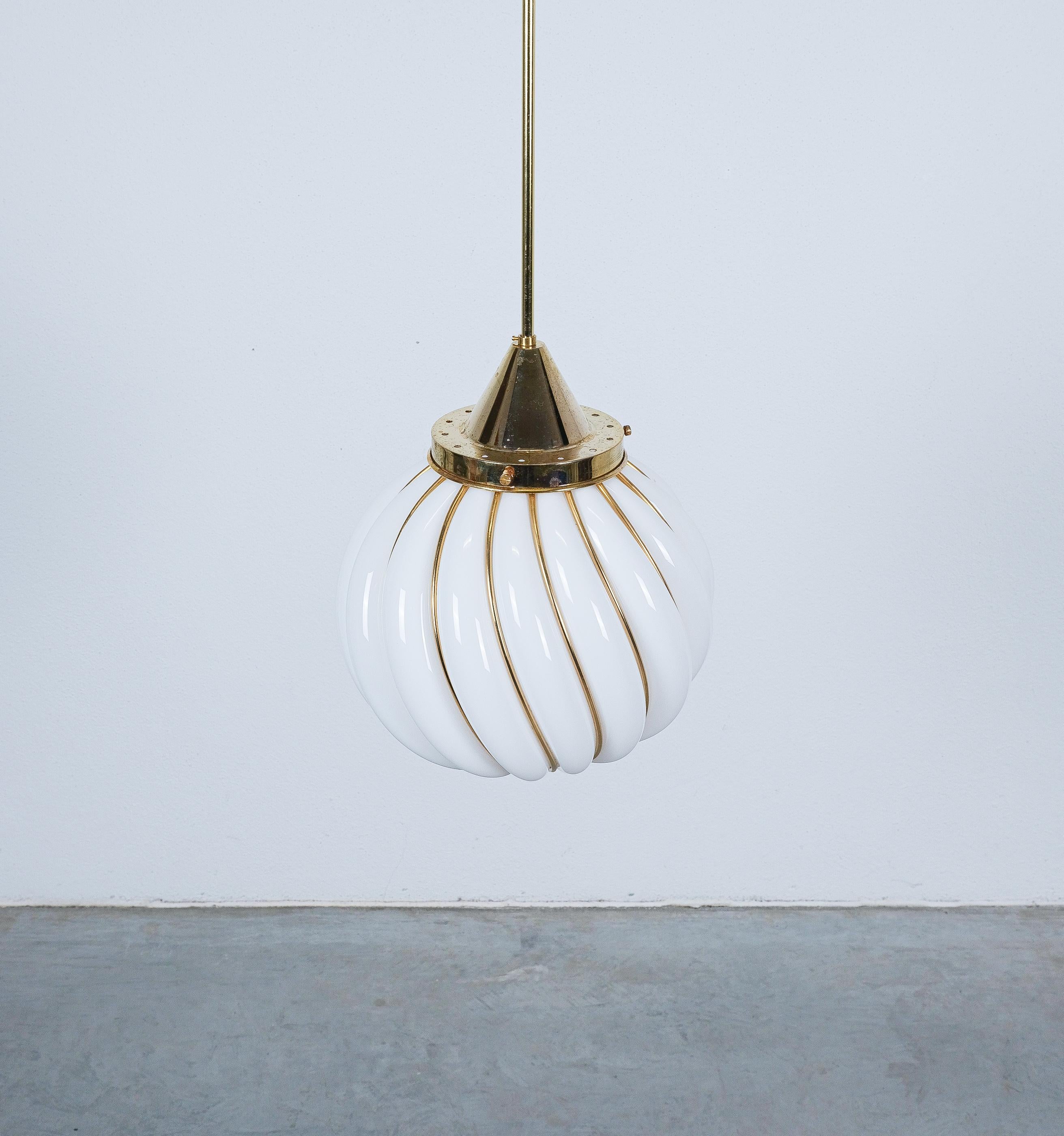 Metà XX secolo Adolf Loos Coppia di lampade a sospensione per VeArt Vetro opalino oro, circa 1960 in vendita