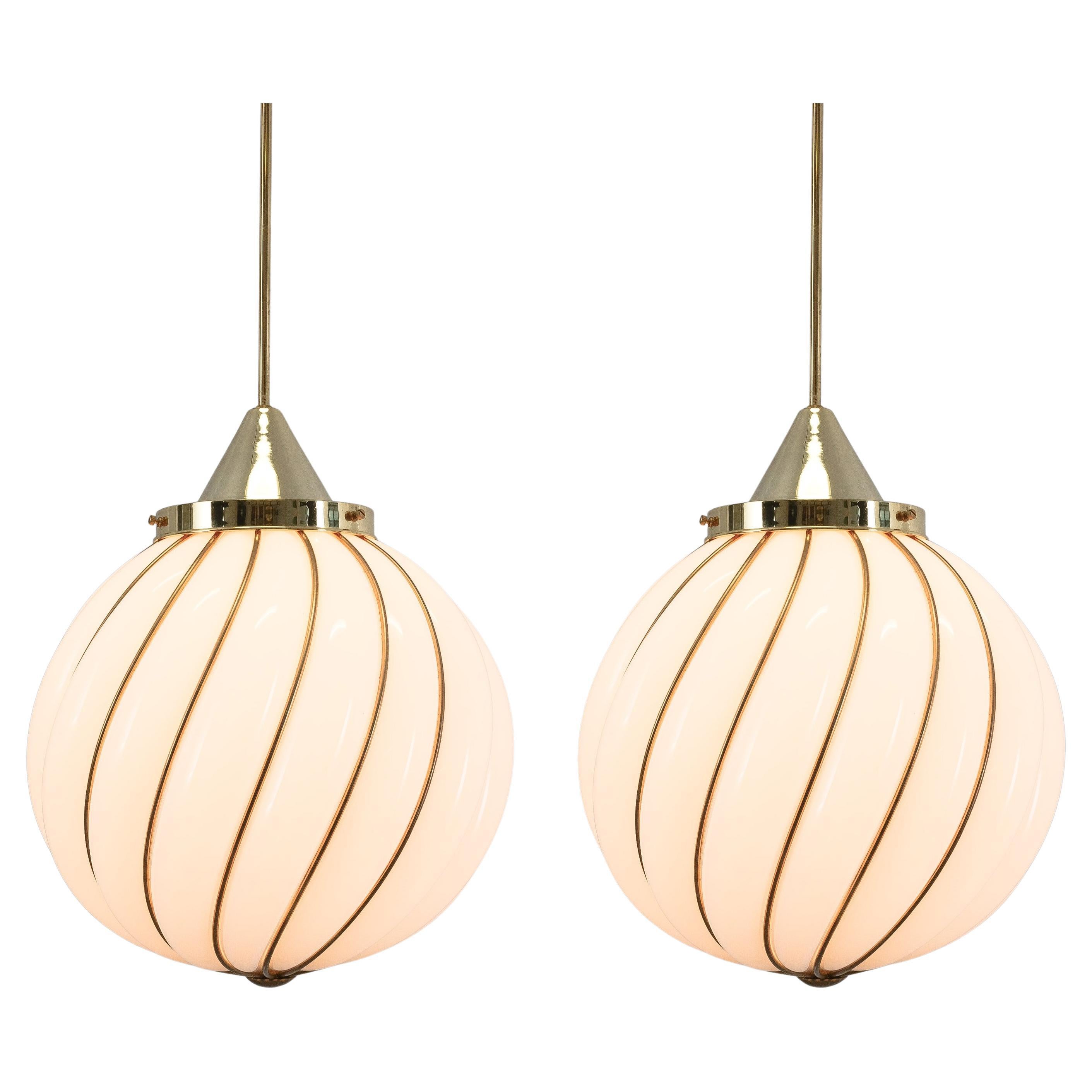 Adolf Loos Coppia di lampade a sospensione per VeArt Vetro opalino oro, circa 1960 in vendita