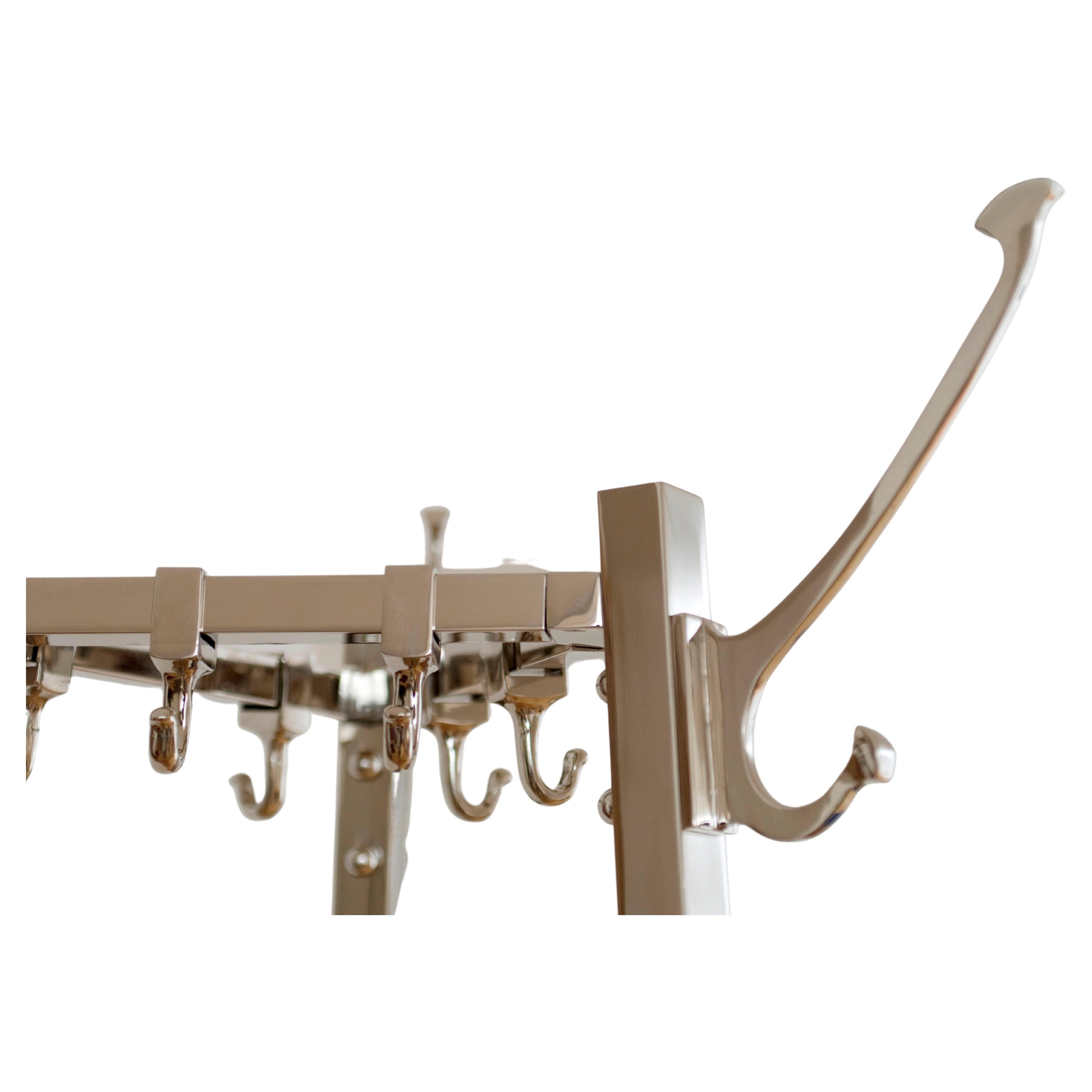 Porte-manteau très élégant, lourd et stable.
Laiton, au choix verni ou nickelé, toutes les autres surfaces sur demande.
Fabriqué à l'atelier Woka de Vienne.
 