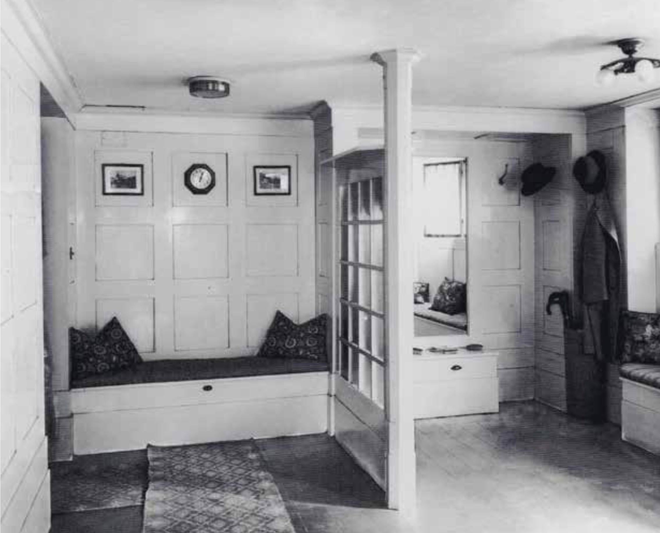 Un precioso reloj de pared minimalista, de hacia 1920, diseñado por Adolf Loos (1870-1933). Este reloj destaca por su inconfundible caja octogonal, fabricada en chapa de hierro lacada. Presenta agujas metálicas patinadas en negro y una esfera
