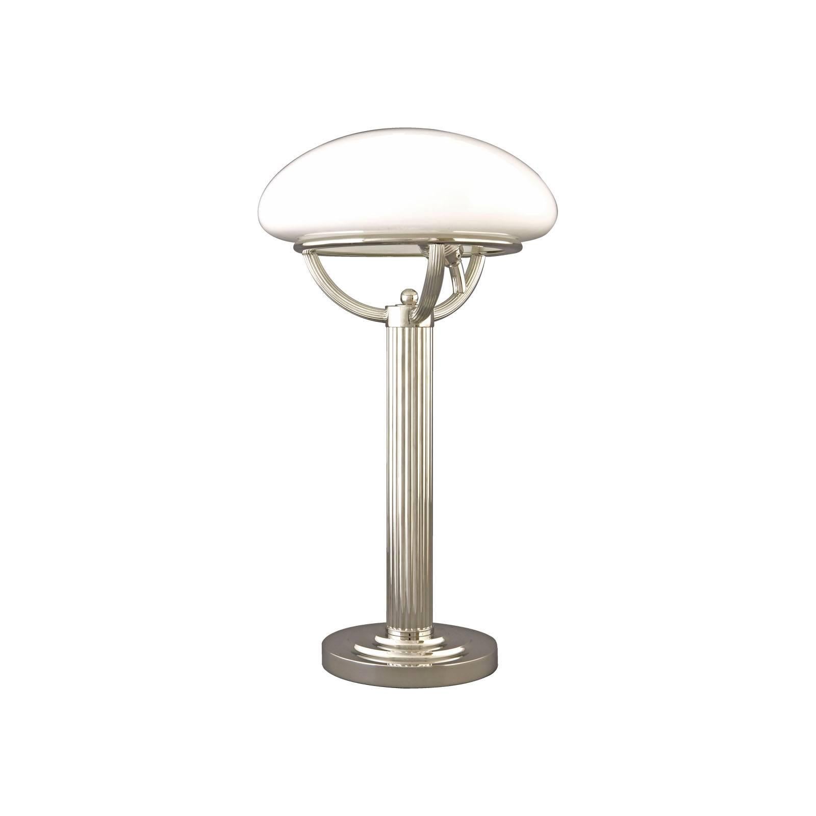Lámpara de sobremesa con pantalla de cristal opalino, diseñada para Villa Steiner
Hay varios acabados disponibles
La mayoría de los componentes cumplen la normativa UL. Con un cargo adicional, elaboraremos una lista UL y etiquetaremos nuestras