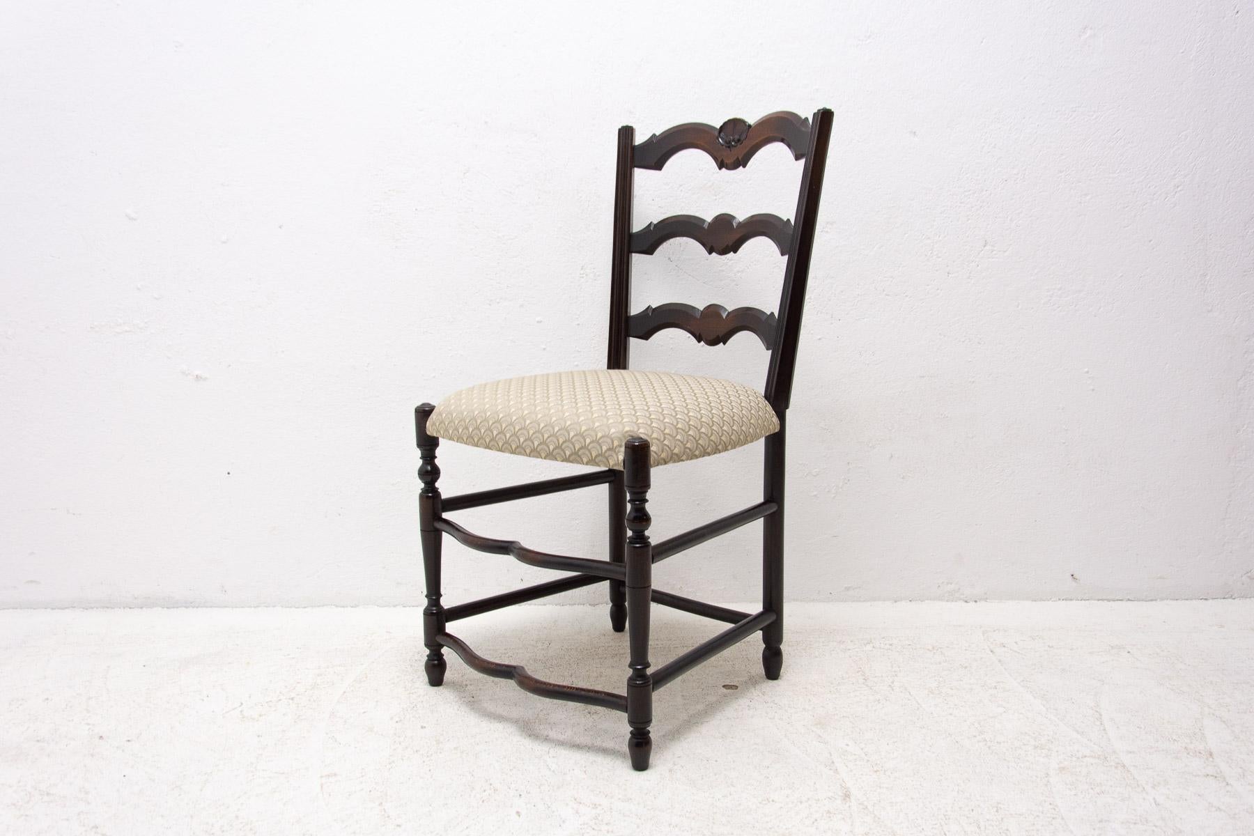 Adolf Loose-style chair, probably made in the second half of the 20th century. The same chair is located in Brummel’s villa in Pilsen, see photos. The chair is in excellent condition, it has new upholstery. Made of beech wood.

Measures: Height: 84