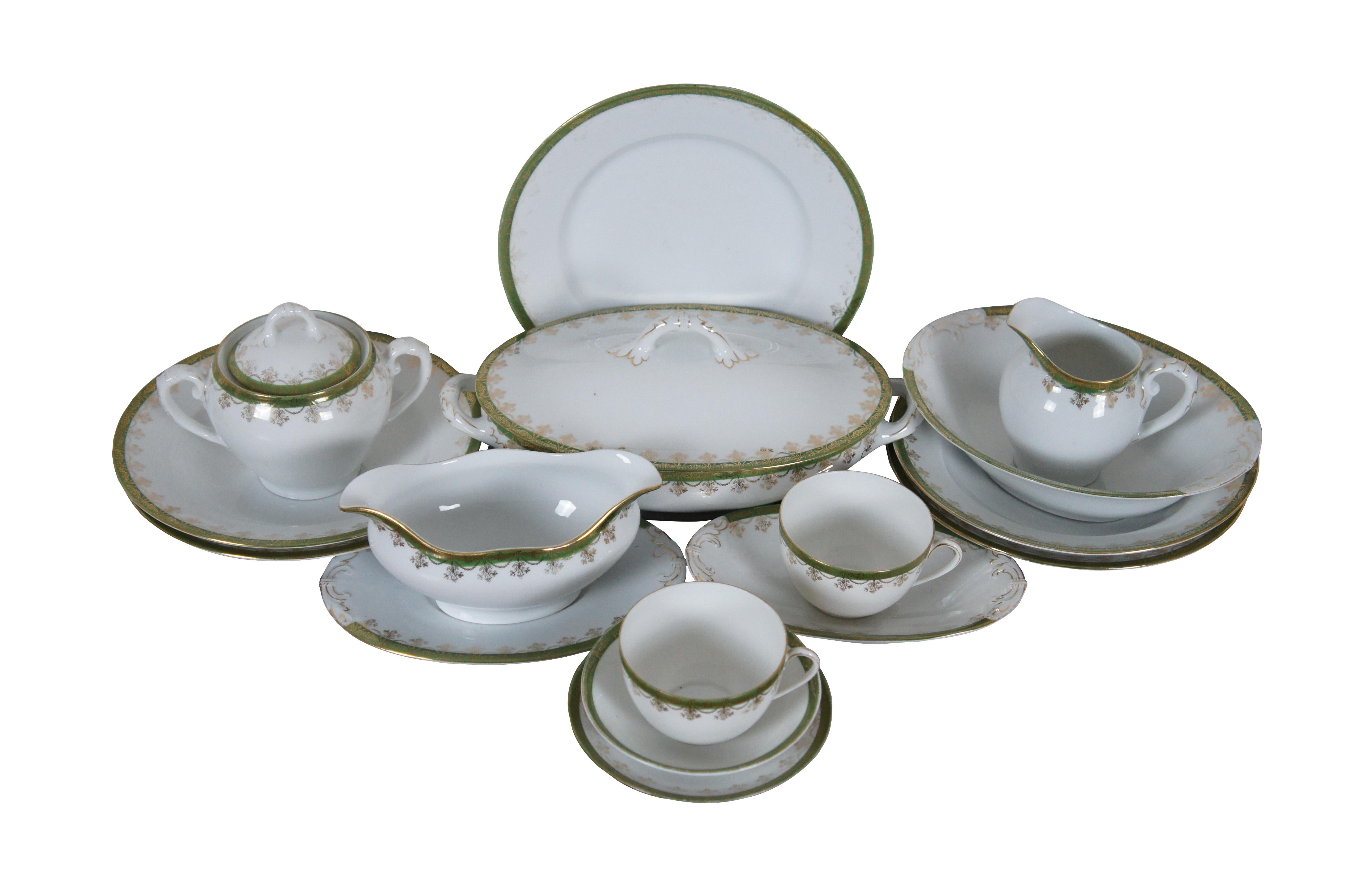 Ein seltenes antikes 18-teiliges Porzellangeschirr von Adolf Persch, ca. 1902-1910. Die apfelgrüne Bordüre ist mit einer vergoldeten Verzierung aus neoklassizistischen Perlen und Blumenranken versehen.  Enthält Teller, Schüsseln, Tassen,