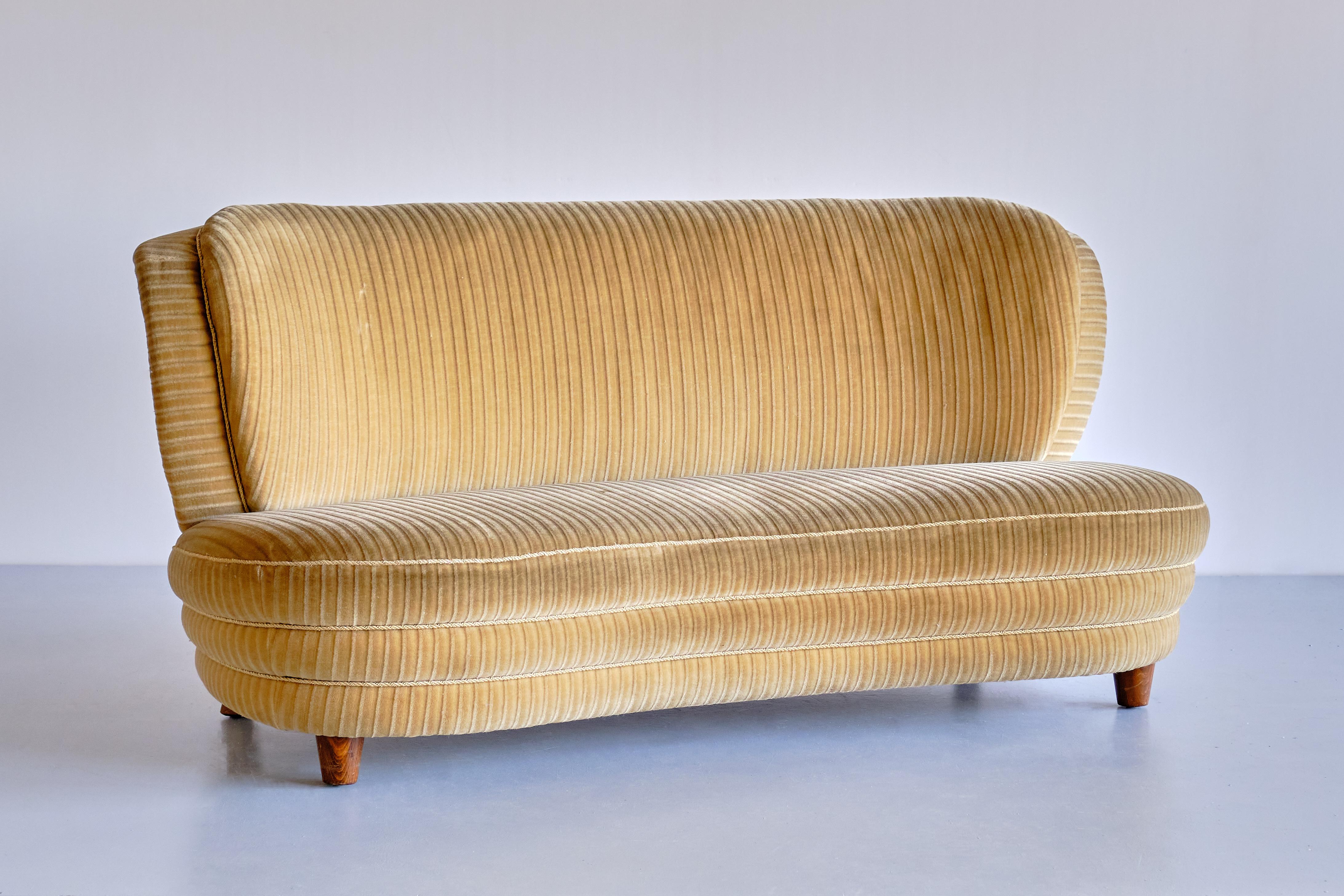 Adolf Wrenger Geschwungenes Sofa aus gestreiftem Mohair-Samt und Eiche:: Deutschland:: Anfang 1950er Jahre 6