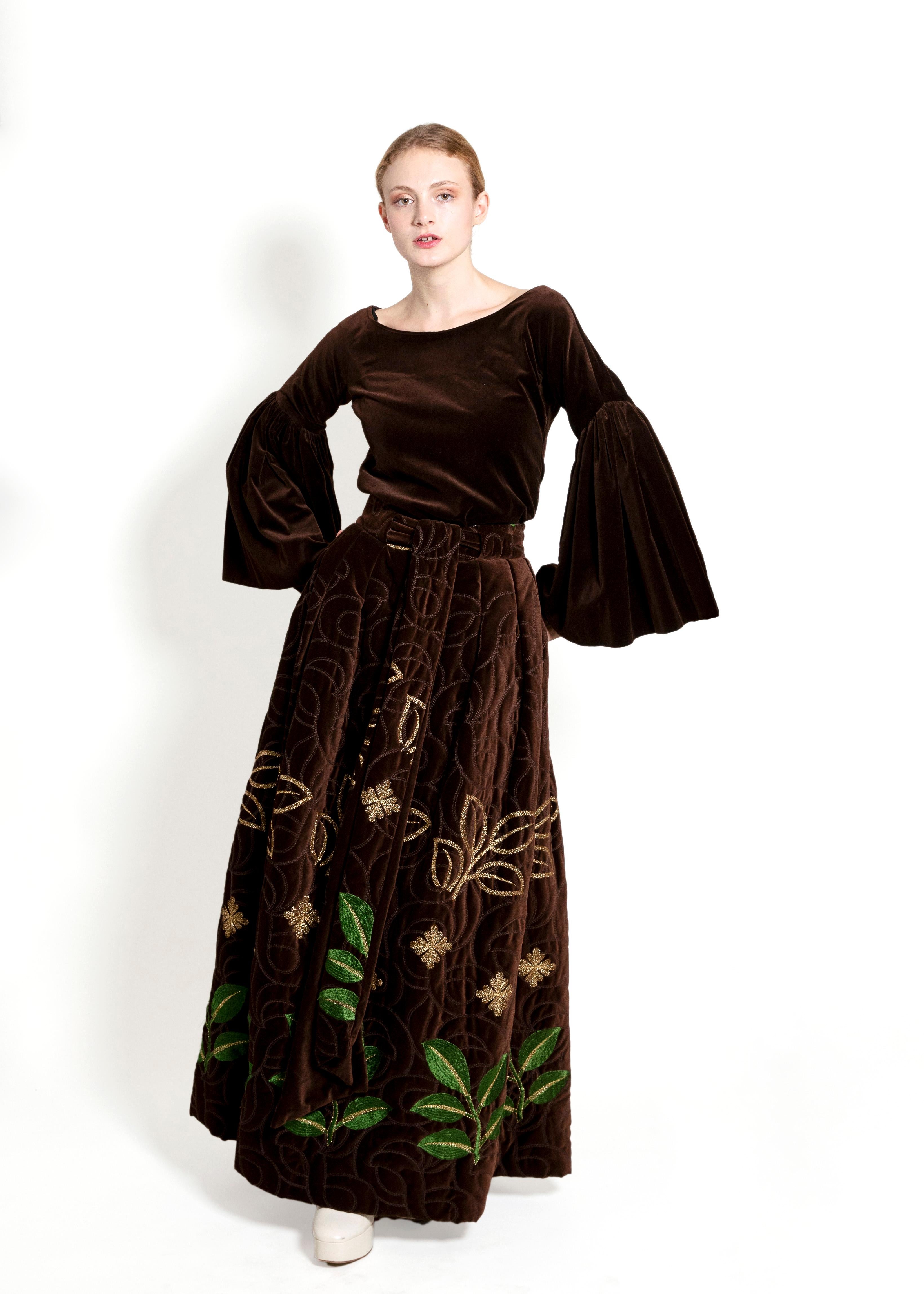 Erleben Sie die subtile Eleganz des Adolfo 1969 Choc Brn Velvet Embroidered Skirt Set. Dieses dokumentierte Meisterwerk aus der Herbst-Winter-Kollektion 1969-1970 ist aus Samt gefertigt und mit aufwendigen Stickereien versehen, die für einen