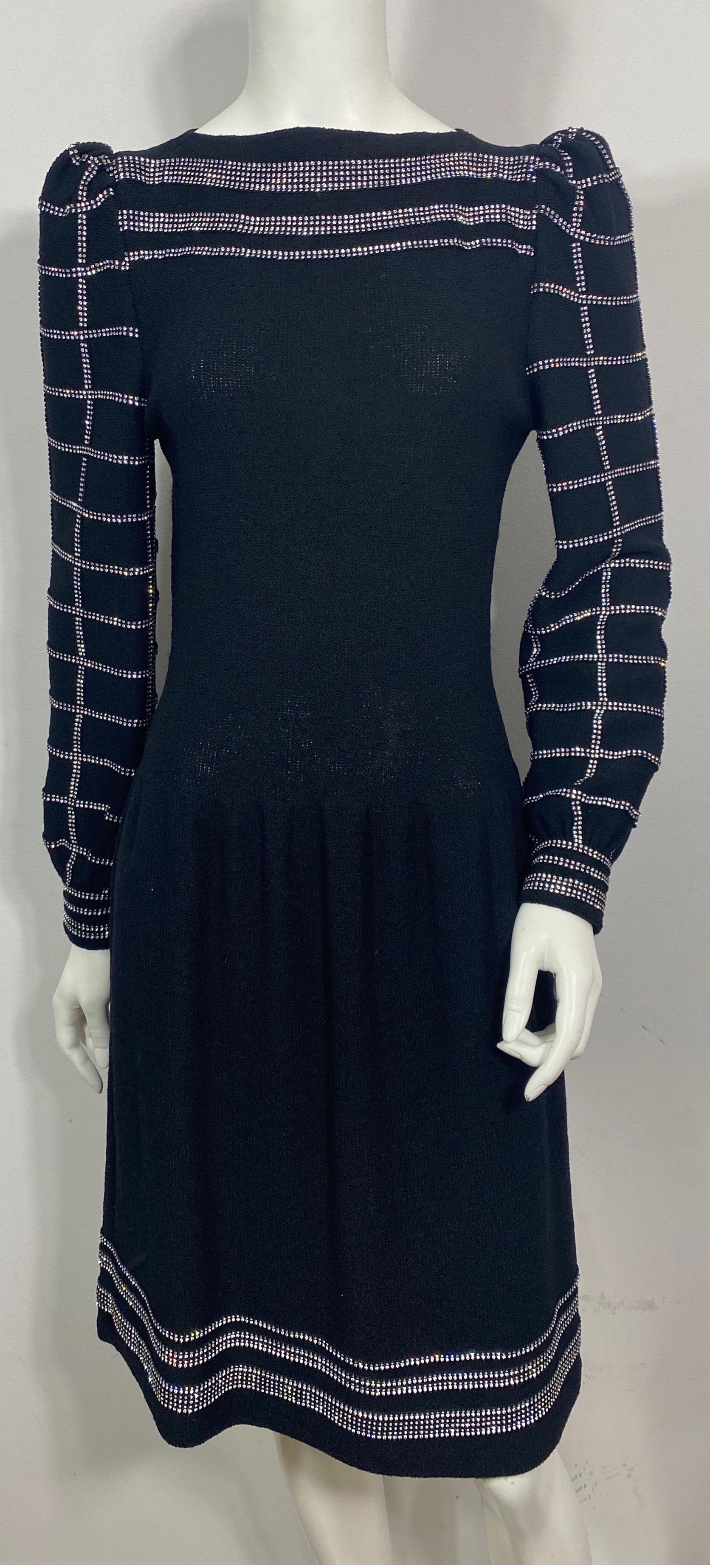 Adolfo 1980's Schwarz Wolle stricken Strass verschönert Kleid- Größe 6  Diese fantastische Kreation von Adolfo aus den 1980er Jahren ist aus schwarzem Wollstrick, hat einen Bateau-Ausschnitt mit 12 Reihen horizontaler Strasssteine entlang der