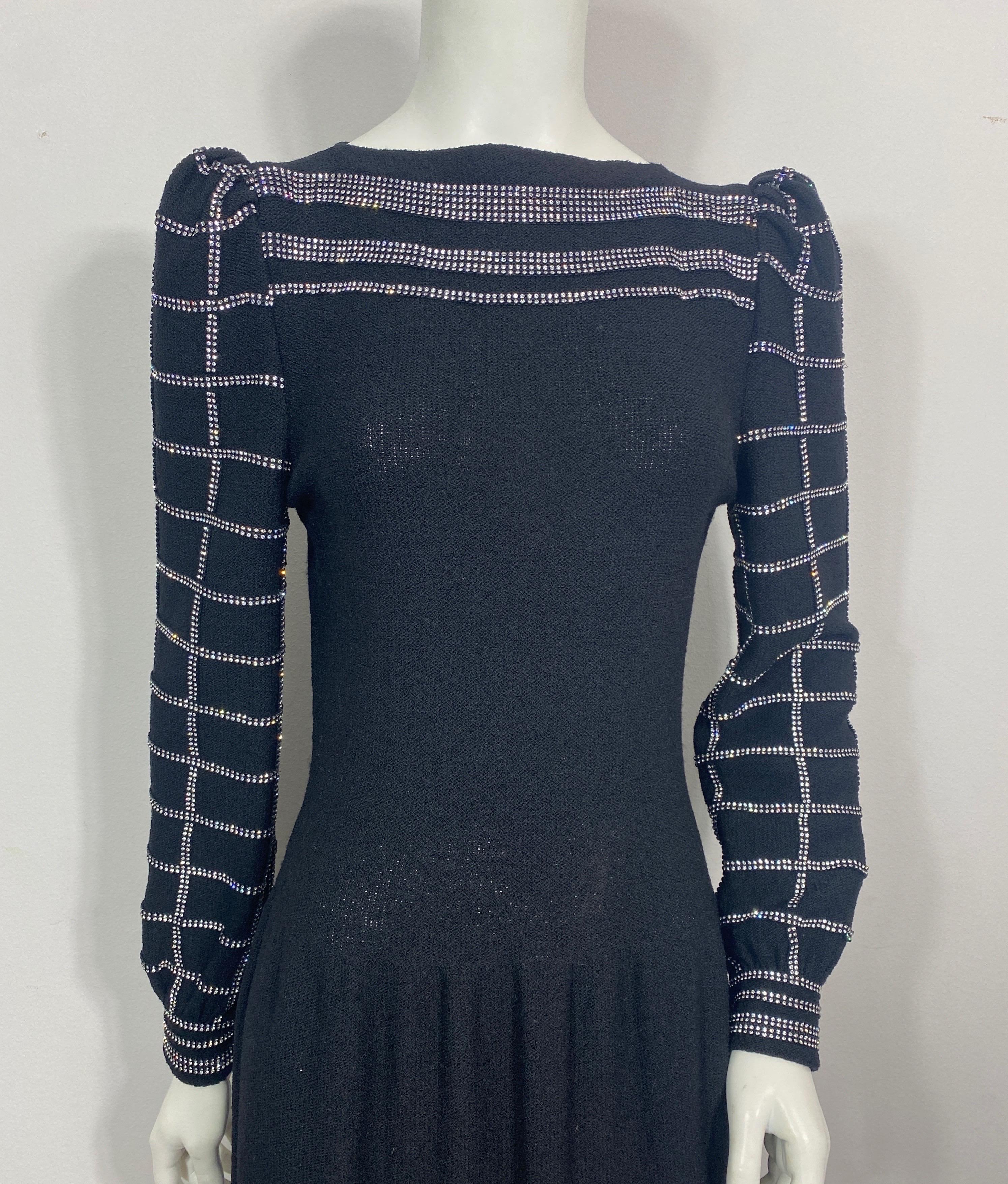 Adolfo 1980's Black Wool Knit Rhinestone Embellished Dress- Size 6 Excellent état - En vente à West Palm Beach, FL