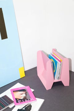 Porte-revues sculptural en métal rose « Adler » contemporain d'Adolf Abejon