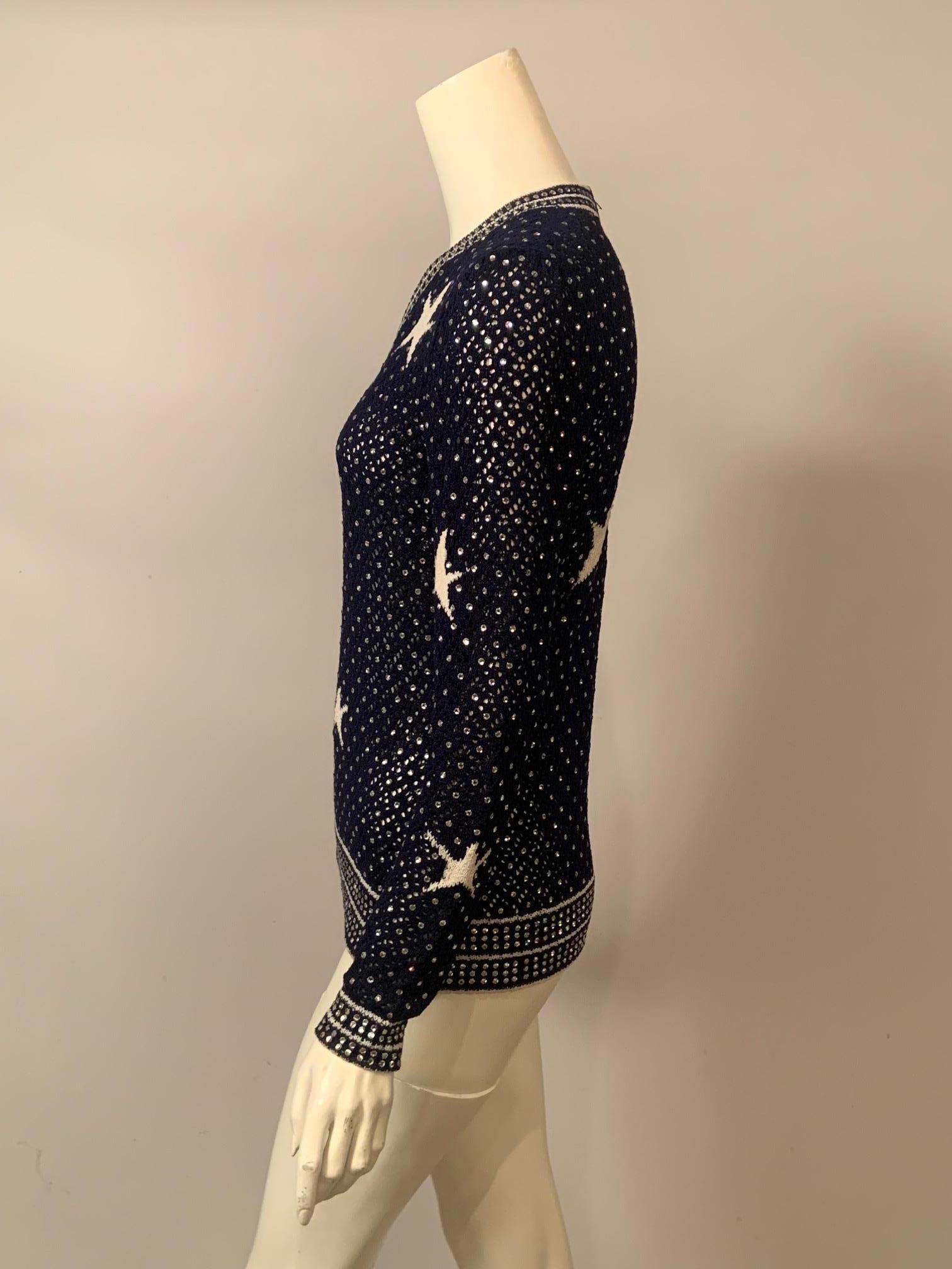 Adolfo chez Saks Fifth Ave. Pull crocheté marine avec strass et étoiles en vente 6