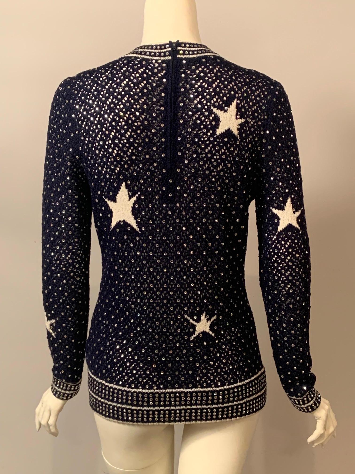 Adolfo chez Saks Fifth Ave. Pull crocheté marine avec strass et étoiles en vente 7