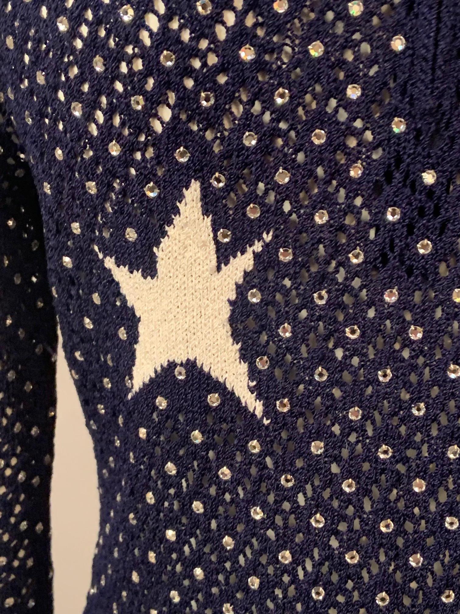 Adolfo chez Saks Fifth Ave. Pull crocheté marine avec strass et étoiles en vente 8