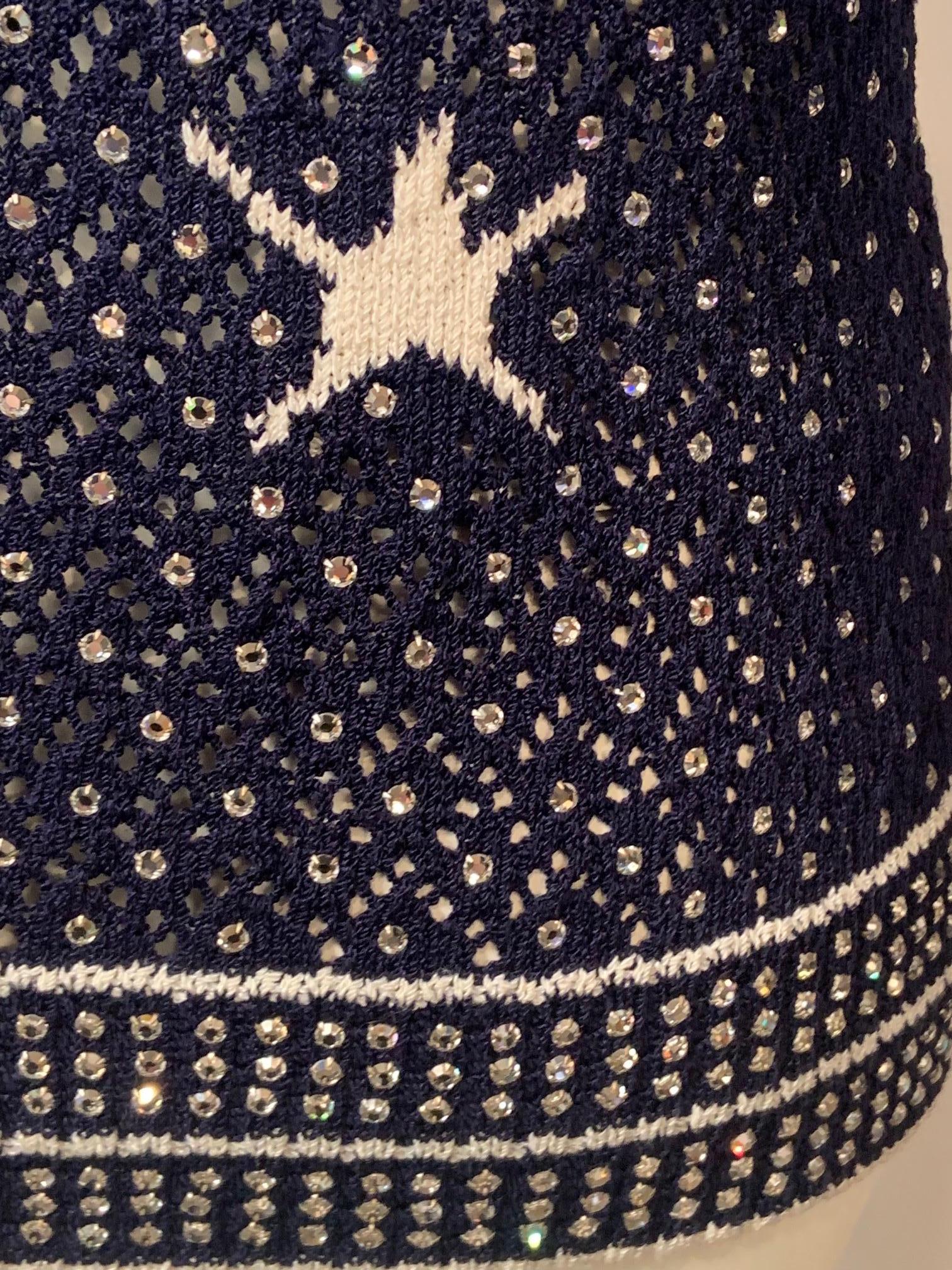 Adolfo chez Saks Fifth Ave. Pull crocheté marine avec strass et étoiles en vente 9