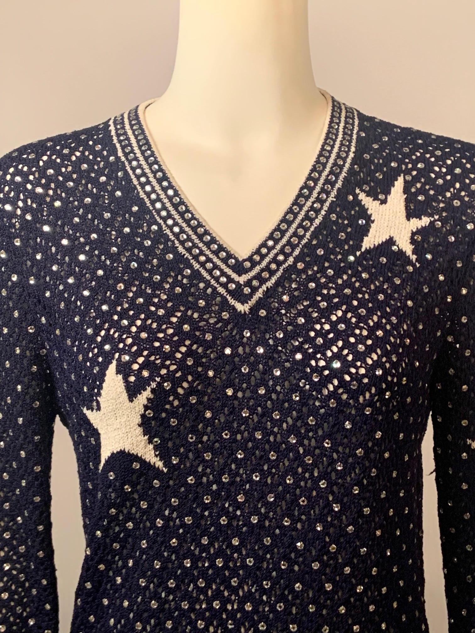 Noir Adolfo chez Saks Fifth Ave. Pull crocheté marine avec strass et étoiles en vente