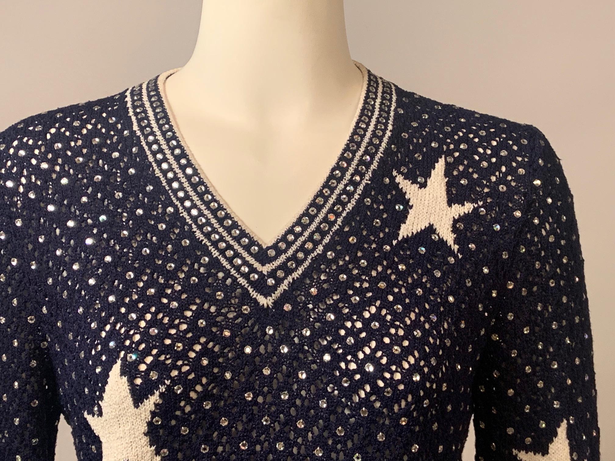 Adolfo chez Saks Fifth Ave. Pull crocheté marine avec strass et étoiles Excellent état - En vente à New Hope, PA