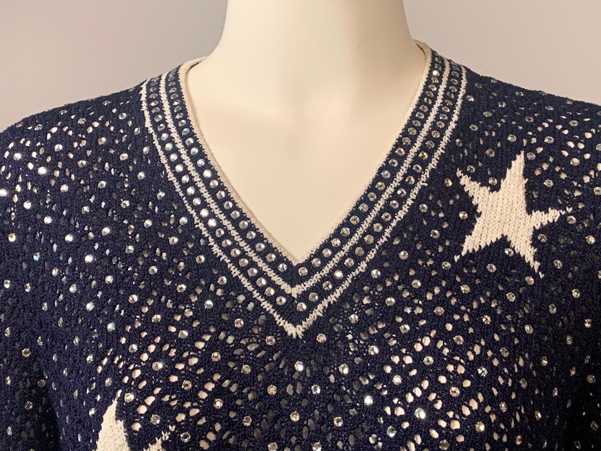 Adolfo chez Saks Fifth Ave. Pull crocheté marine avec strass et étoiles Pour femmes en vente