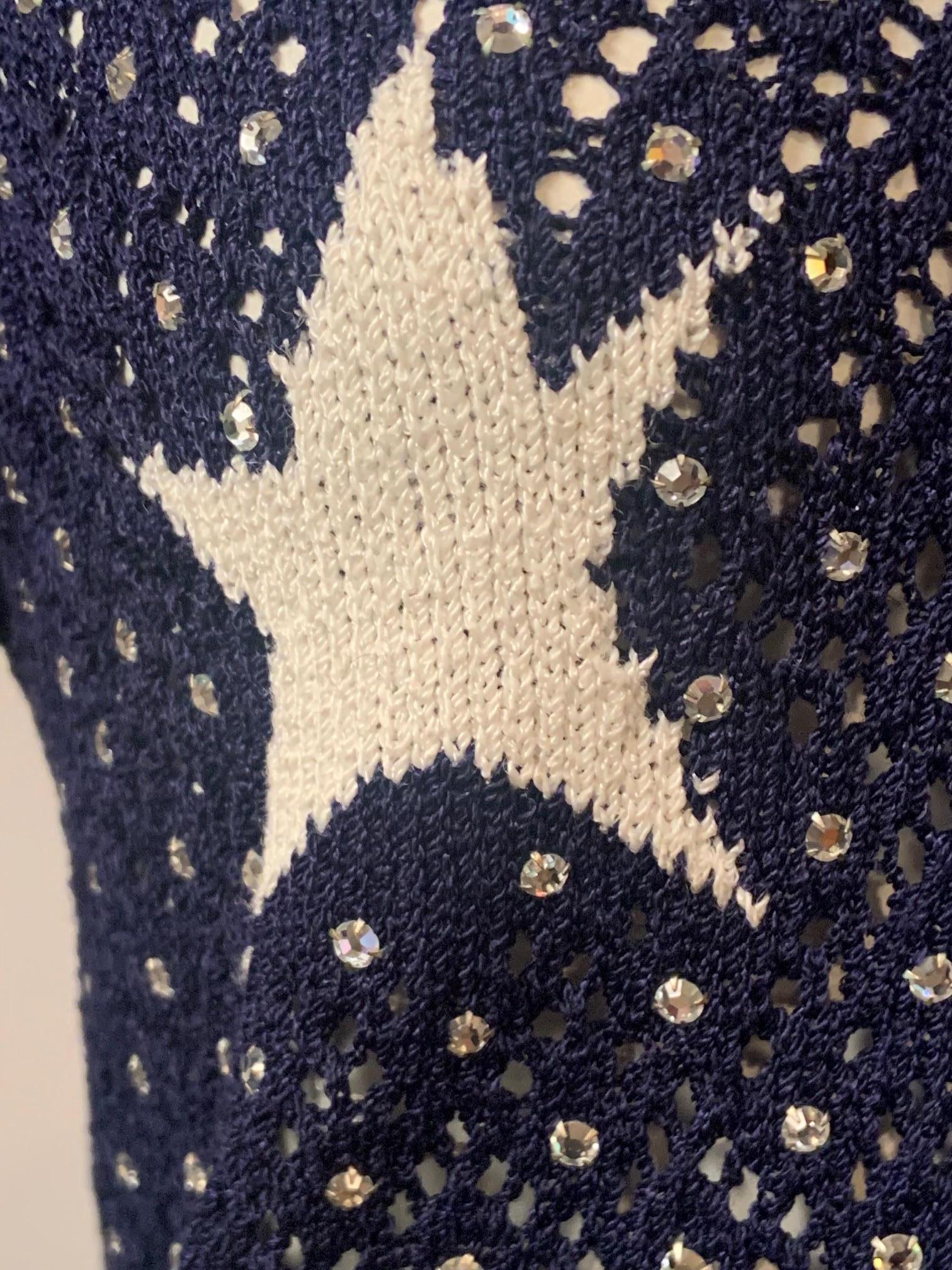 Adolfo chez Saks Fifth Ave. Pull crocheté marine avec strass et étoiles en vente 1