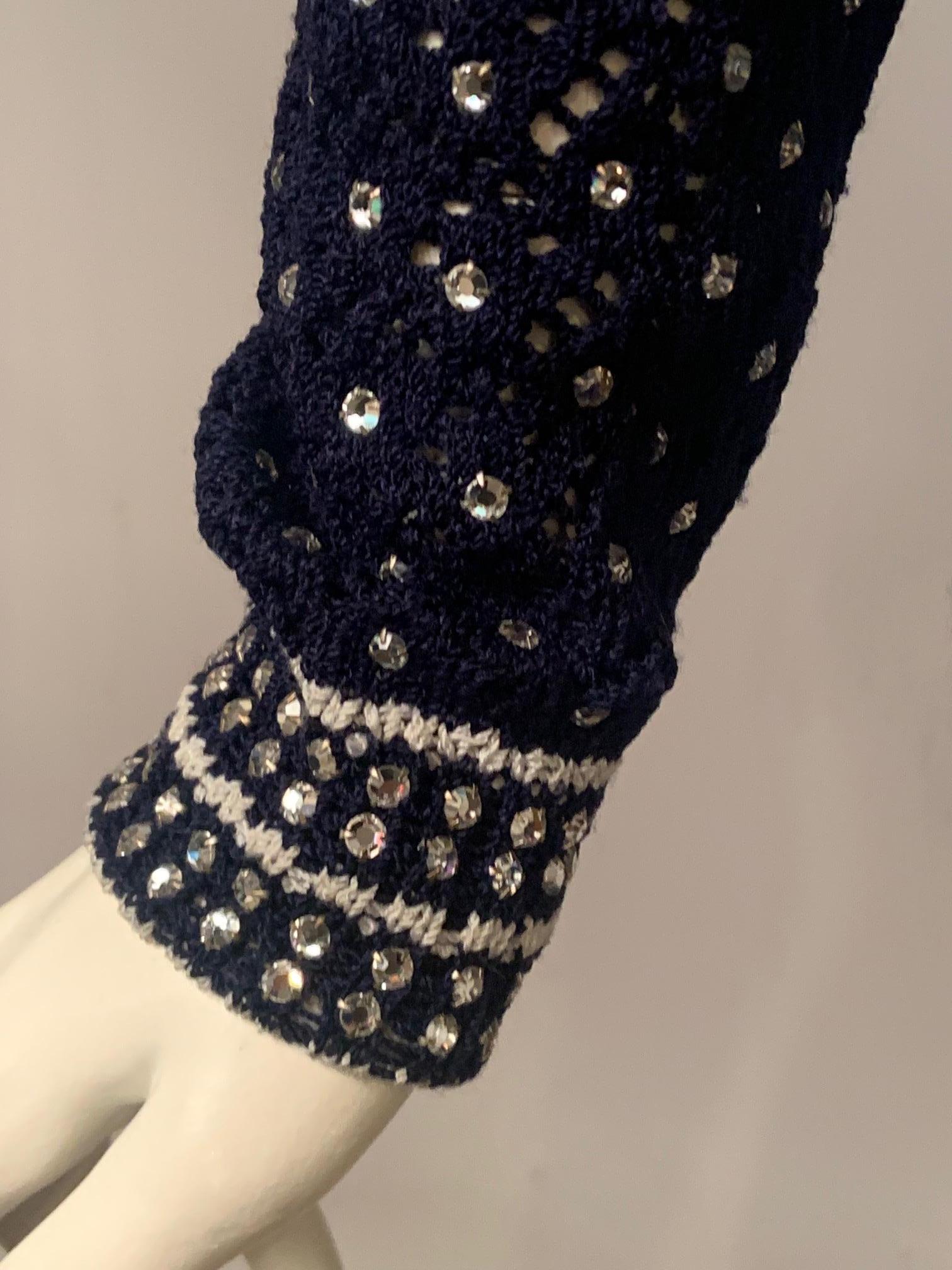 Adolfo chez Saks Fifth Ave. Pull crocheté marine avec strass et étoiles en vente 3