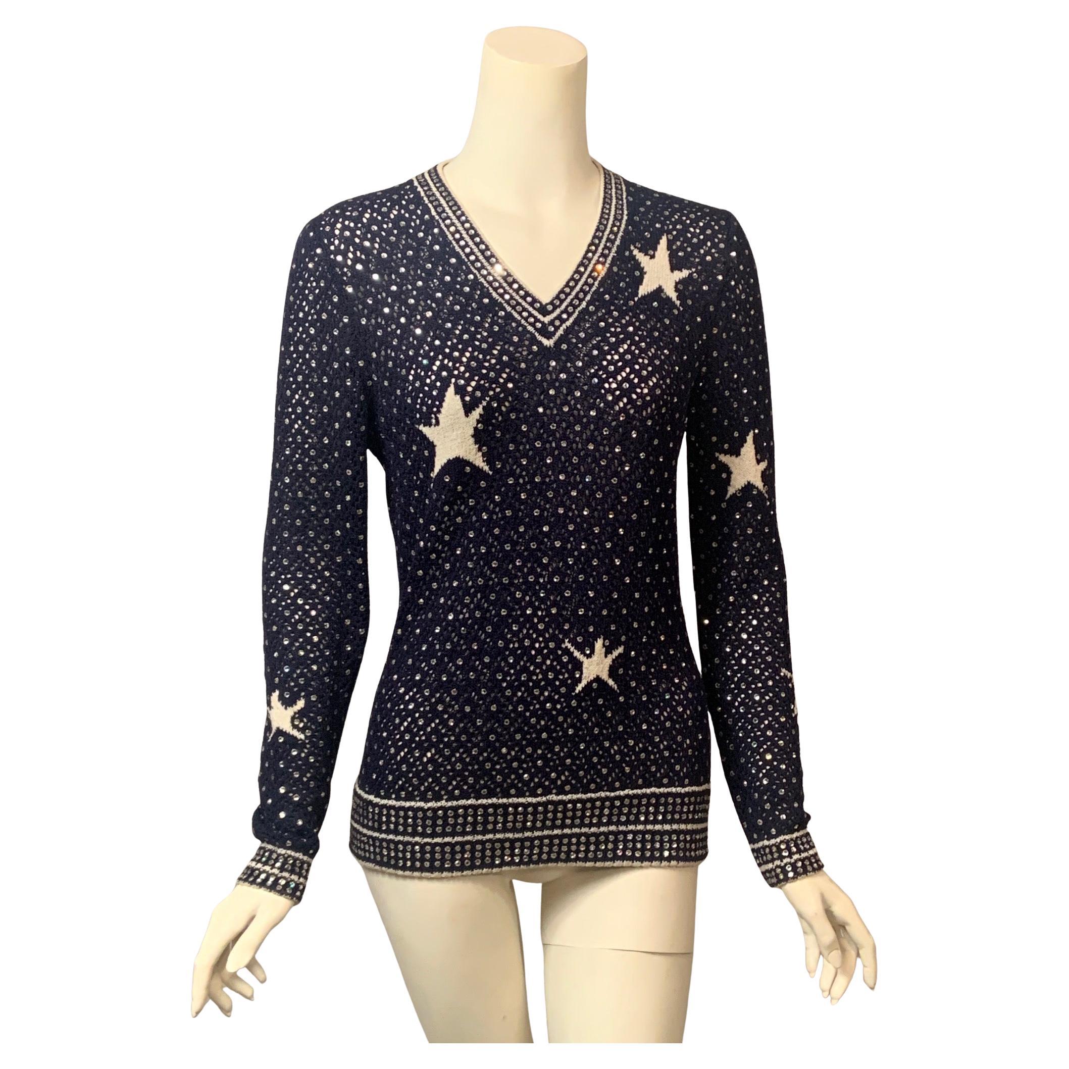 Adolfo chez Saks Fifth Ave. Pull crocheté marine avec strass et étoiles en vente