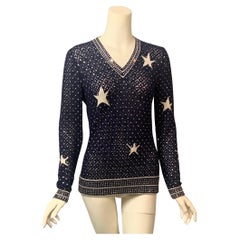 Adolfo chez Saks Fifth Ave. Pull crocheté marine avec strass et étoiles