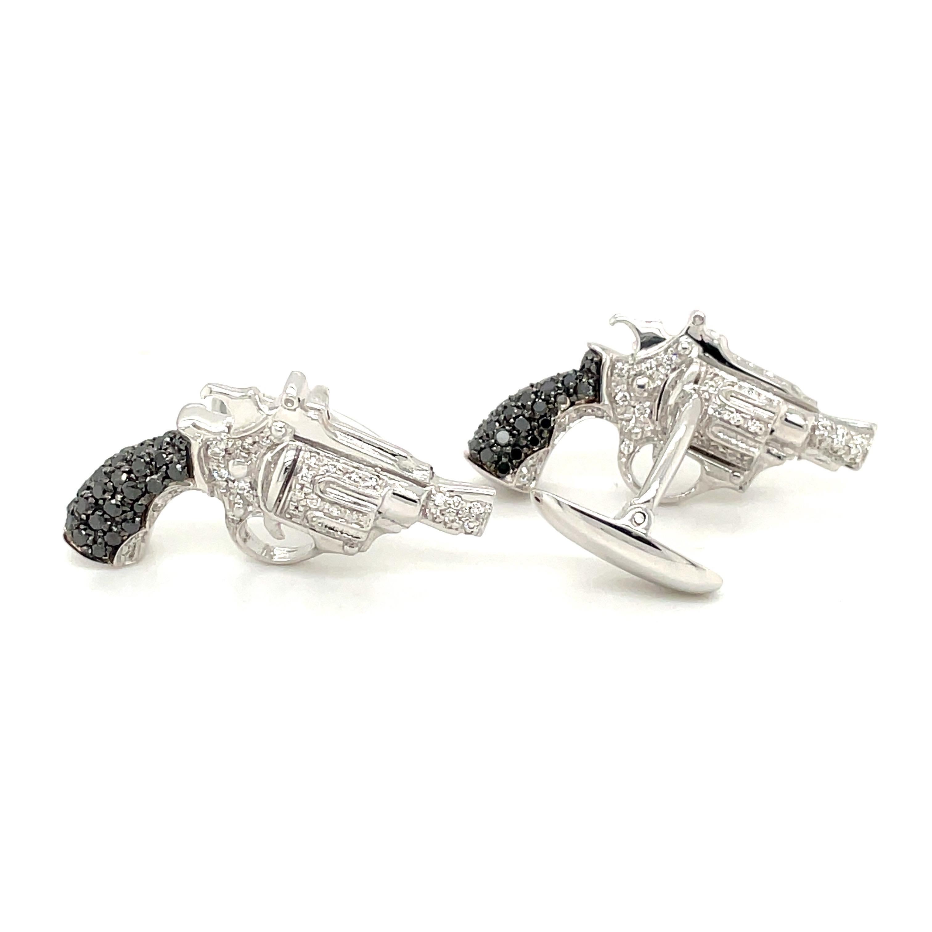 Moderne Adolfo Courrier Boutons de manchette pistolet Beretta en or blanc 18 carats avec diamants noirs et blancs en vente