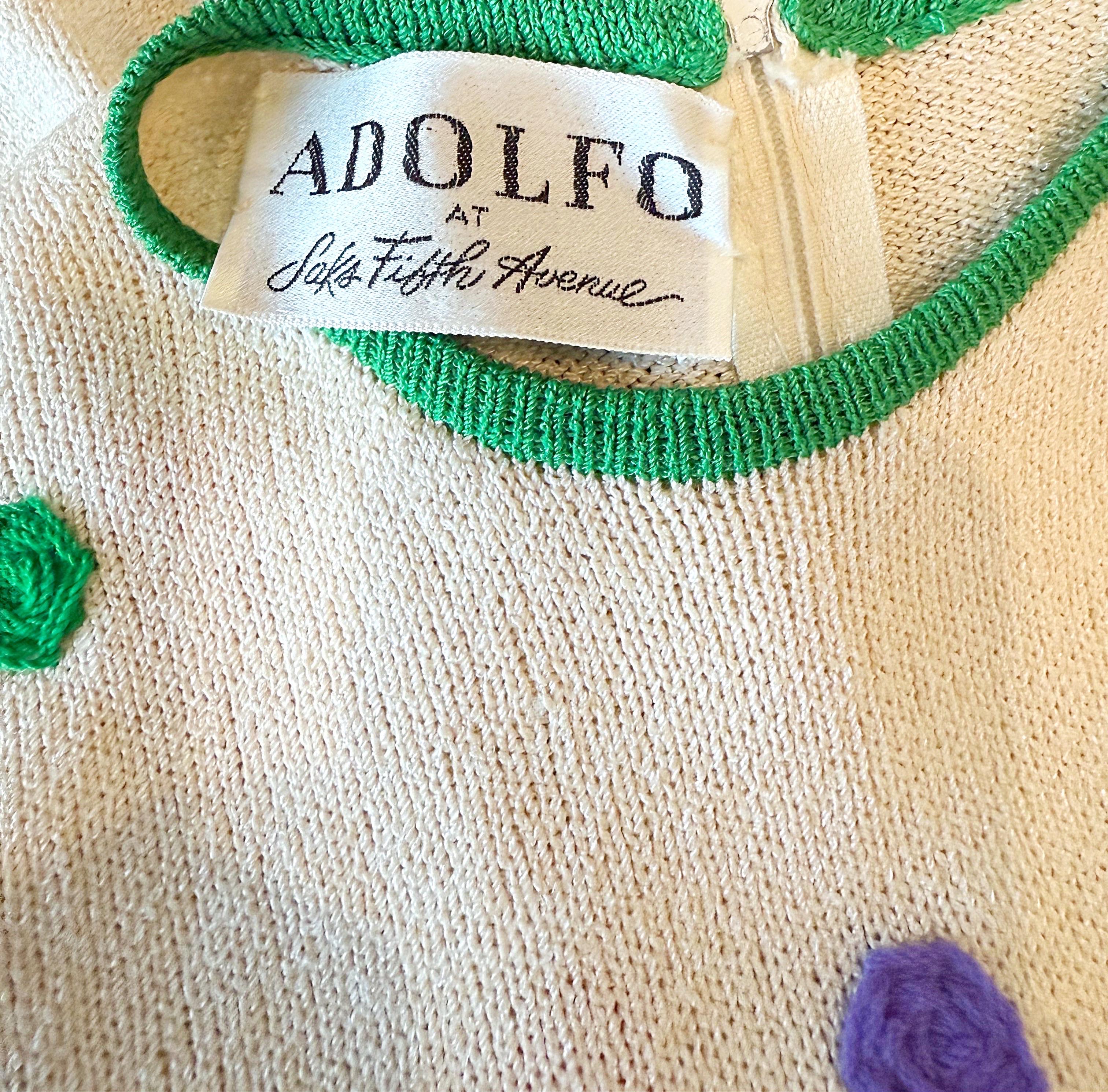 Elegante vestido de punto de lunares de colores en blanco y negro de Adolfo for Saks 5th Avenue de principios de los 80. Presenta un cuerpo negro con corpiño y mangas marfil. Lunares de colores en morado, verde, melocotón, rojo y amarillo. El