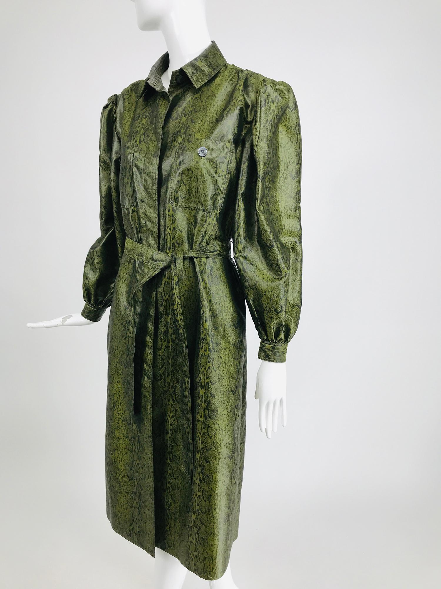 Adolfo Green Silk Textured Nylon Snakeskin Print Rain Coat 1980s In Good Condition For Sale In West Palm Beach, FL