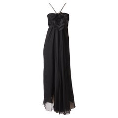 Abito da sera Adolfo in chiffon a strati con dettaglio floreale "papavero" in seta