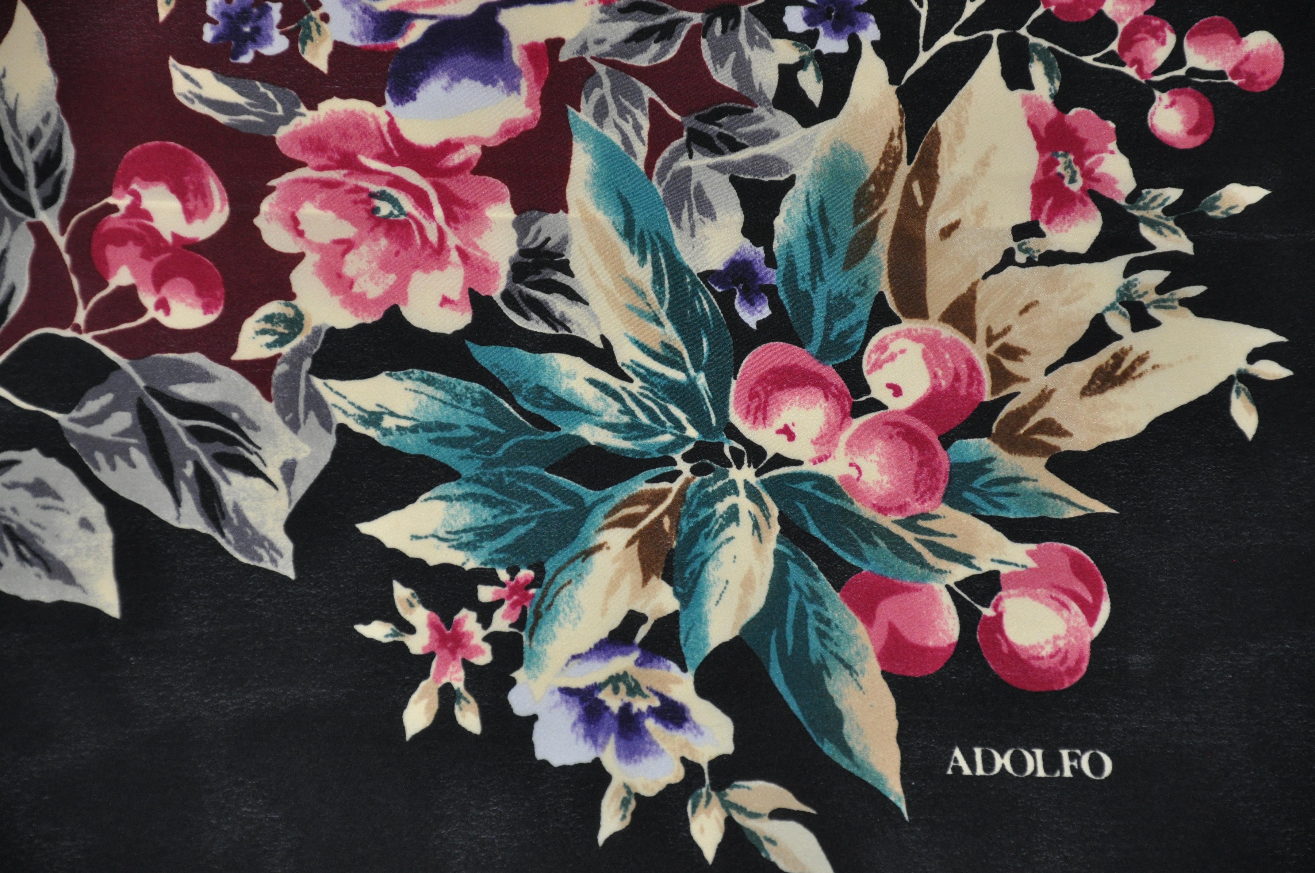 Adolfo - Écharpe en soie « Midnight Black With Bursting Florals » (Noir nuit avec fleurs éclatantes) Bon état - En vente à New York, NY