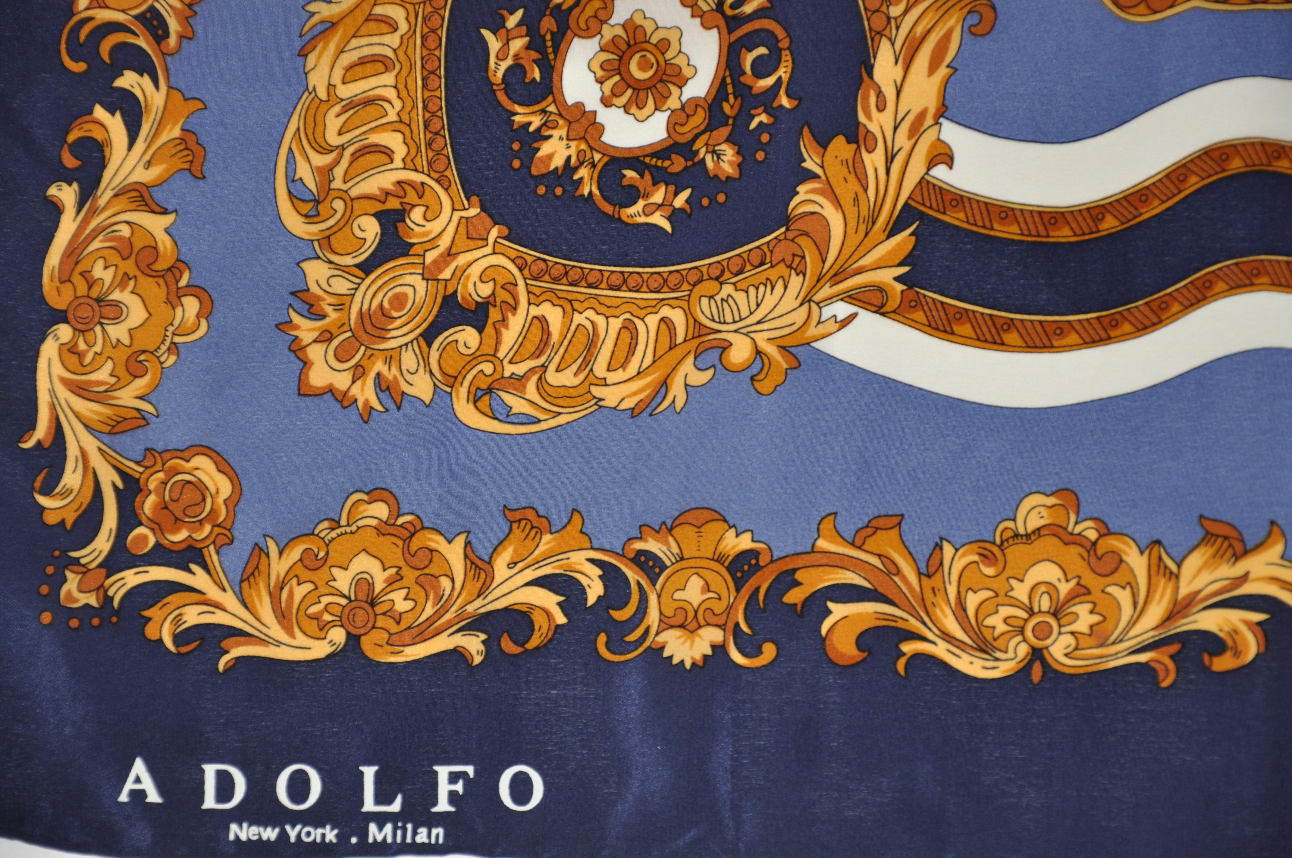 Adolfo - Écharpe en soie « Royal » bleu marine et or avec des nuances de bleu marine Bon état - En vente à New York, NY