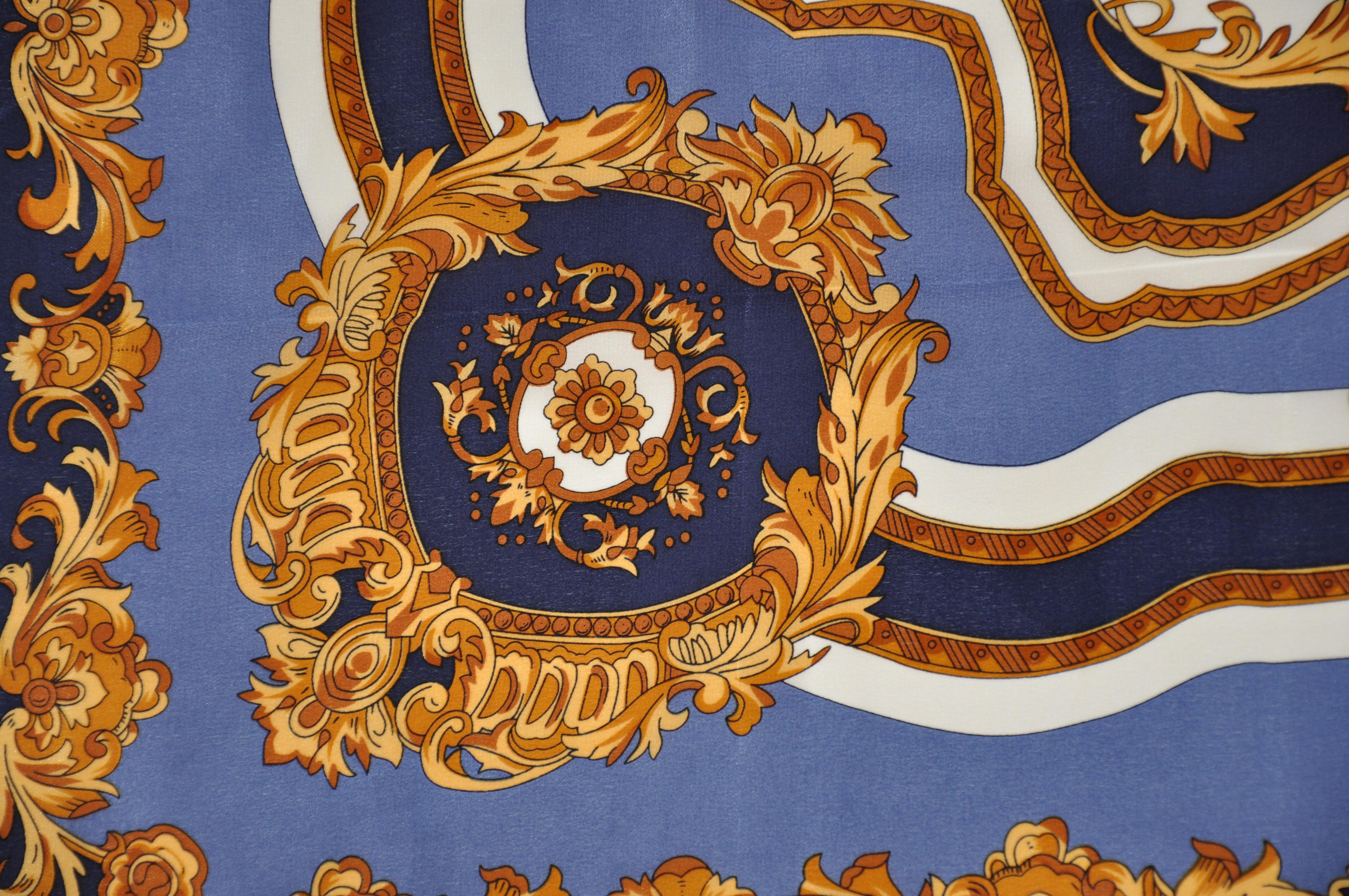 Adolfo - Écharpe en soie « Royal » bleu marine et or avec des nuances de bleu marine en vente 1