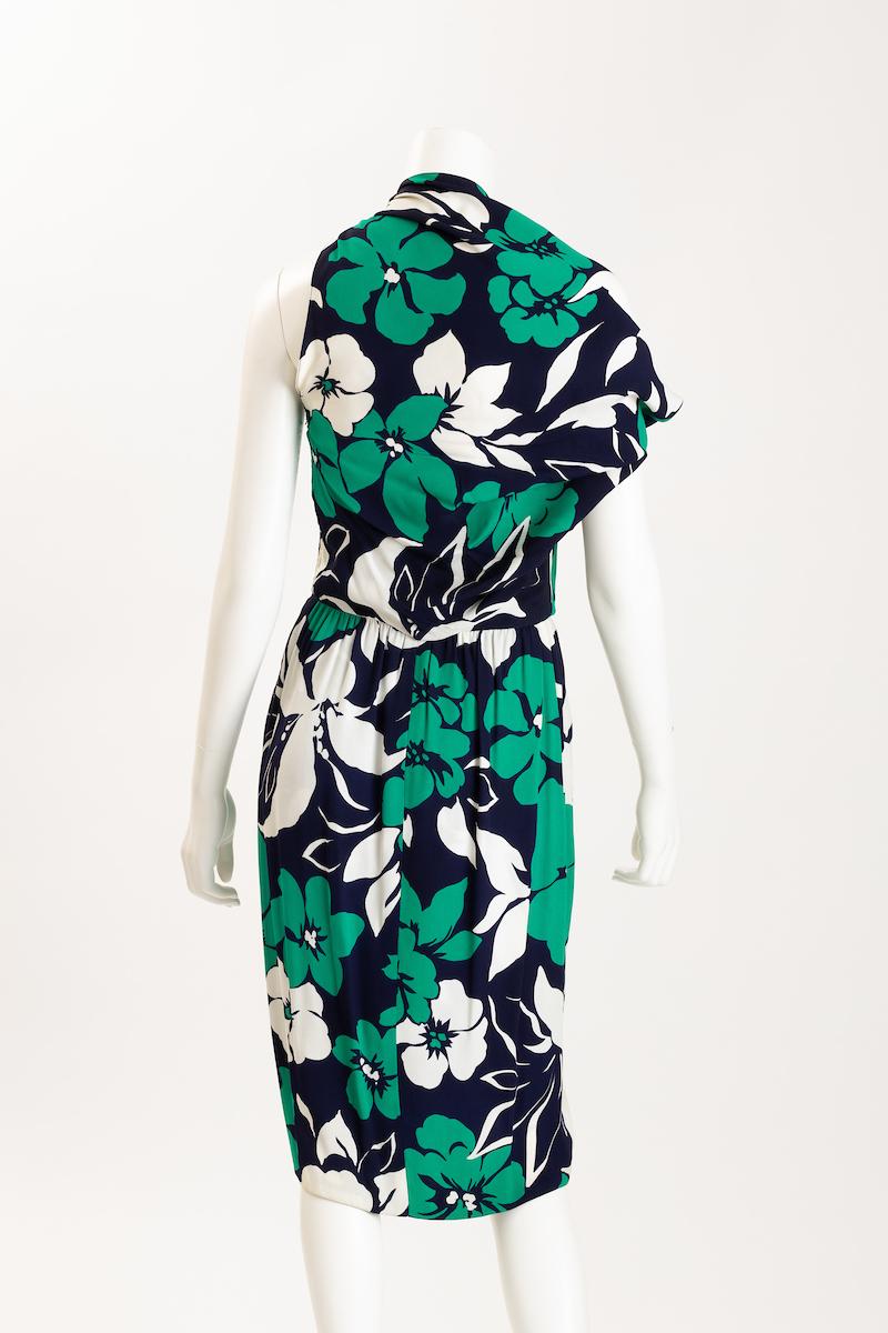 Adolfo Tropical Silk Jersey Strapless Dress with Half Capelet (Robe bustier en jersey de soie avec demi-cape) en vente 5