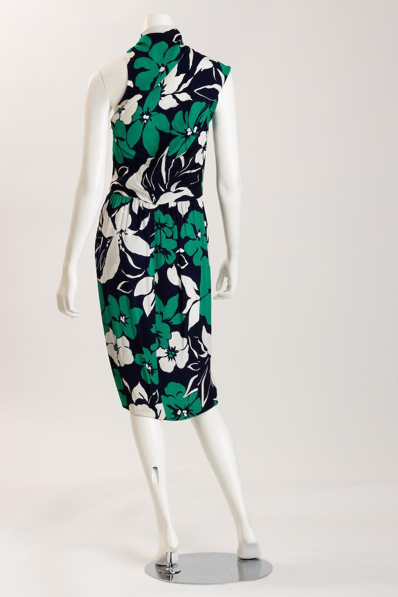 Adolfo Tropical Silk Jersey Strapless Dress with Half Capelet (Robe bustier en jersey de soie avec demi-cape) en vente 6