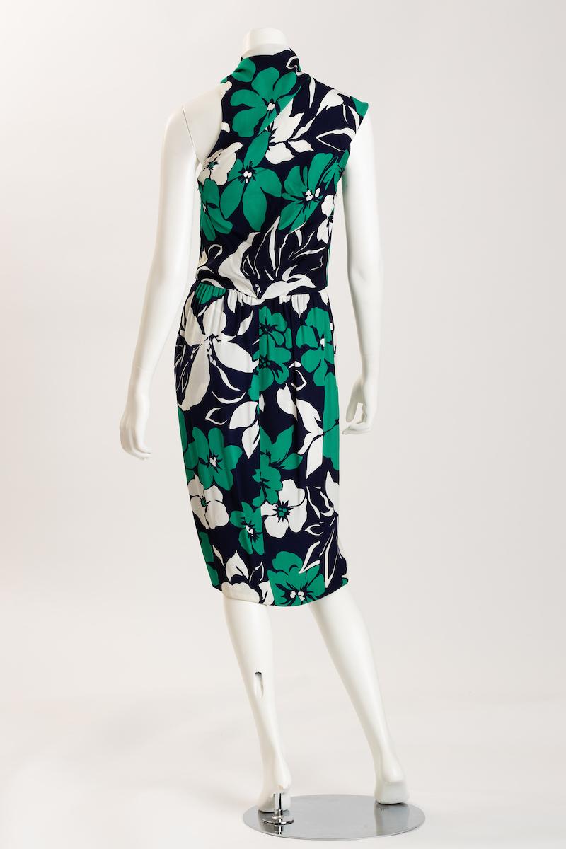 Adolfo Tropical Silk Jersey Strapless Dress with Half Capelet (Robe bustier en jersey de soie avec demi-cape) en vente 7