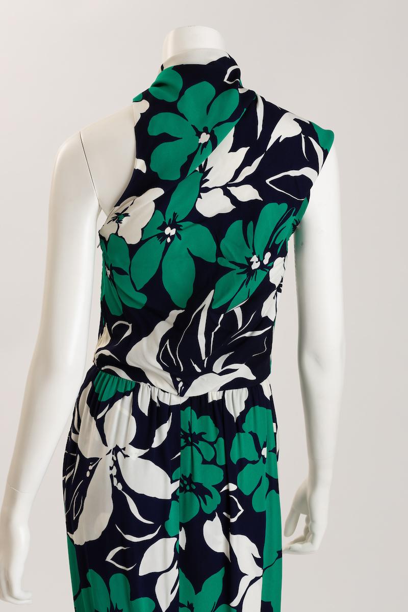 Adolfo Tropical Silk Jersey Strapless Dress with Half Capelet (Robe bustier en jersey de soie avec demi-cape) en vente 8