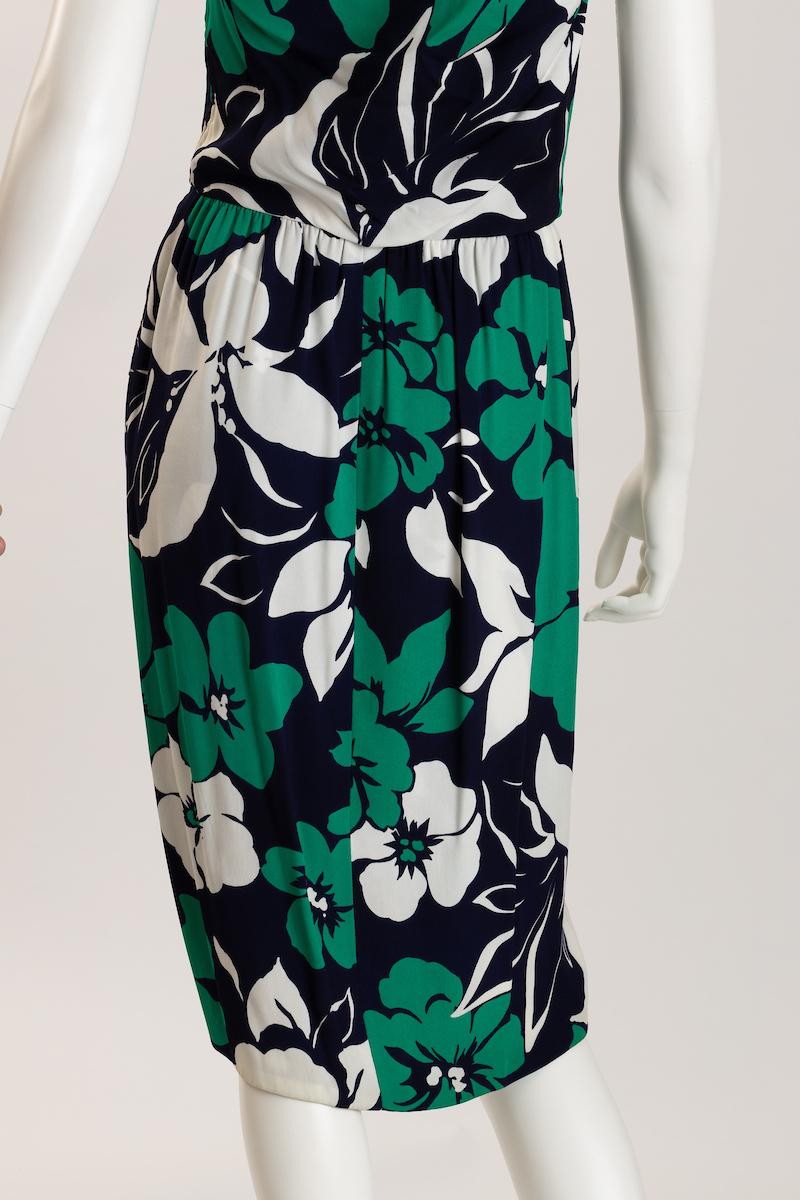 Adolfo Tropical Silk Jersey Strapless Dress with Half Capelet (Robe bustier en jersey de soie avec demi-cape) en vente 9